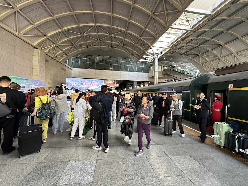 多地开启银发专列，银发族火车游成文旅消费新商机