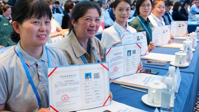 30万护理员 VS 3500万失能老人，“人才荒”如何解｜长护险扩围探路