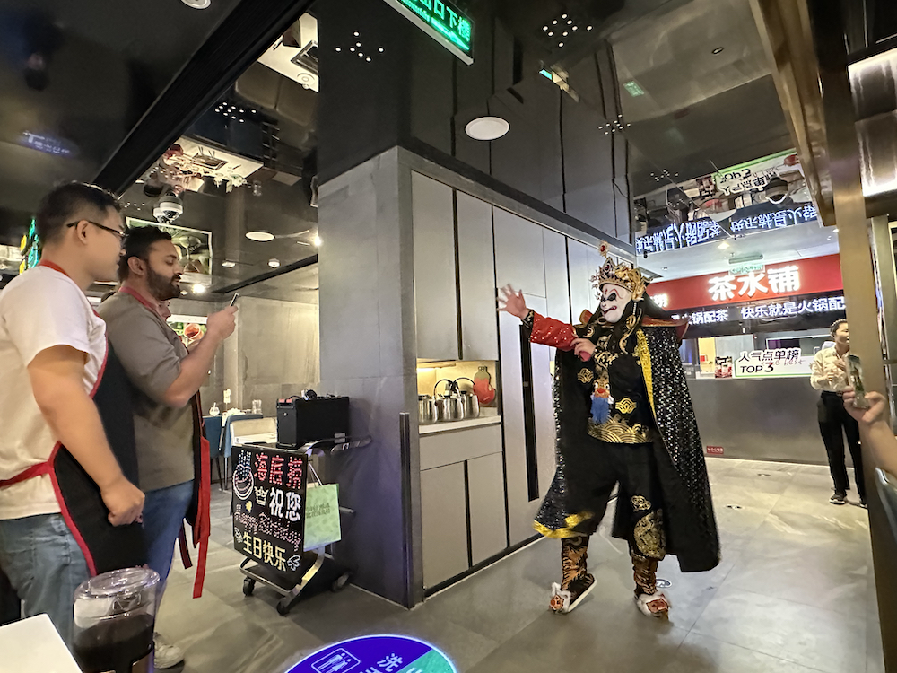 他们的故事｜入境游火爆：小语种导游迎来“春天”，餐厅服务员上演川剧变脸