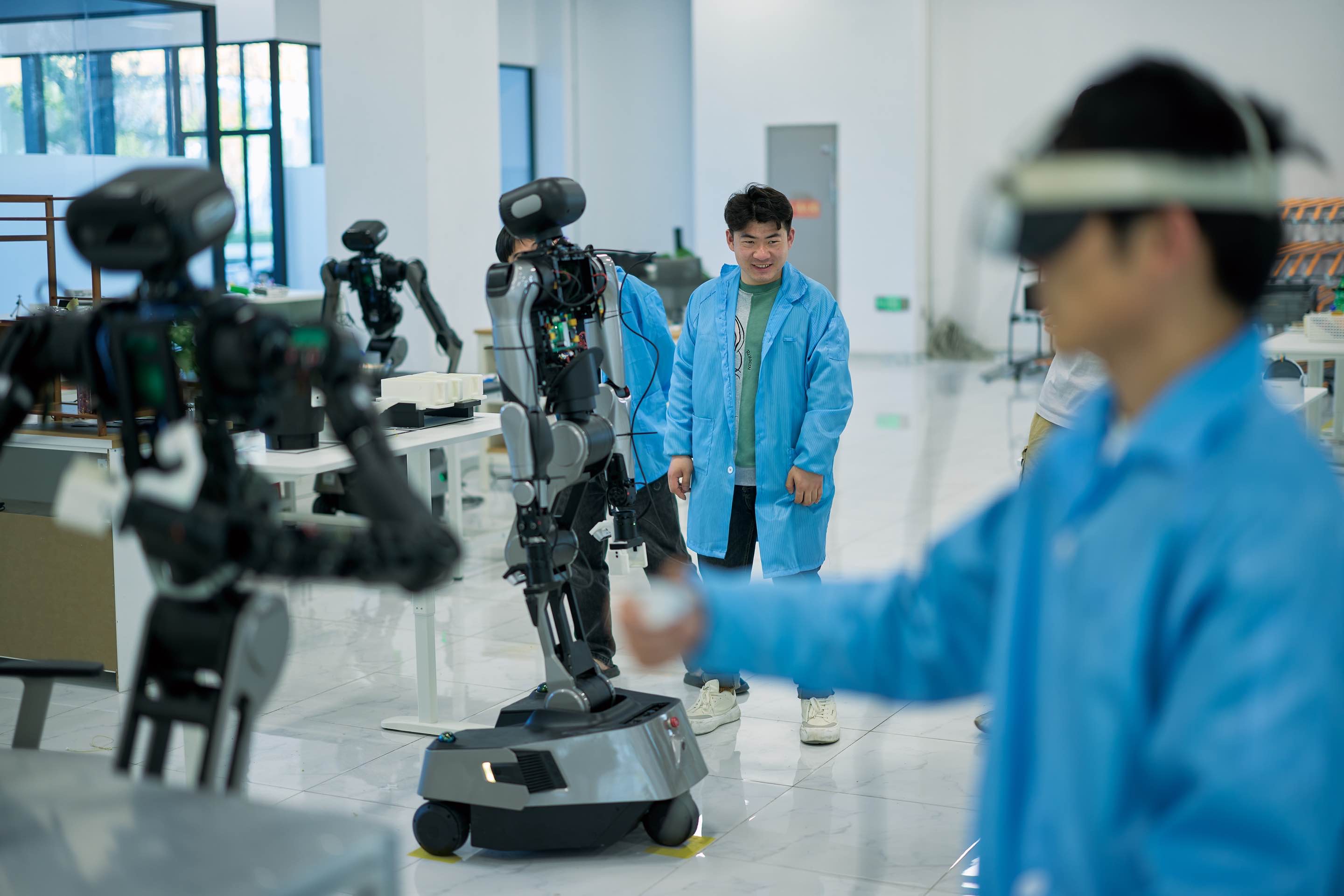 围观具身智能学术争论：机器人技术拐点仍未到来，行业需要纠偏