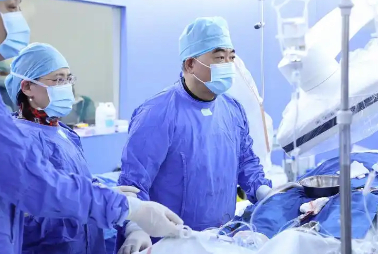 当消费遇上AI｜手术机器人和AI医生正大举进军医院，人类专家会被替代吗