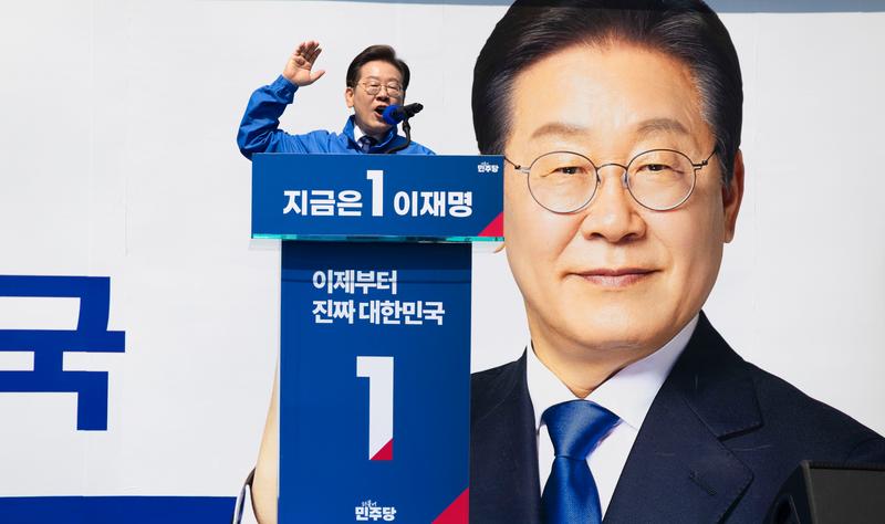 韩国大选热度或打破纪录：四位前总统站台，候选人“三足鼎立”