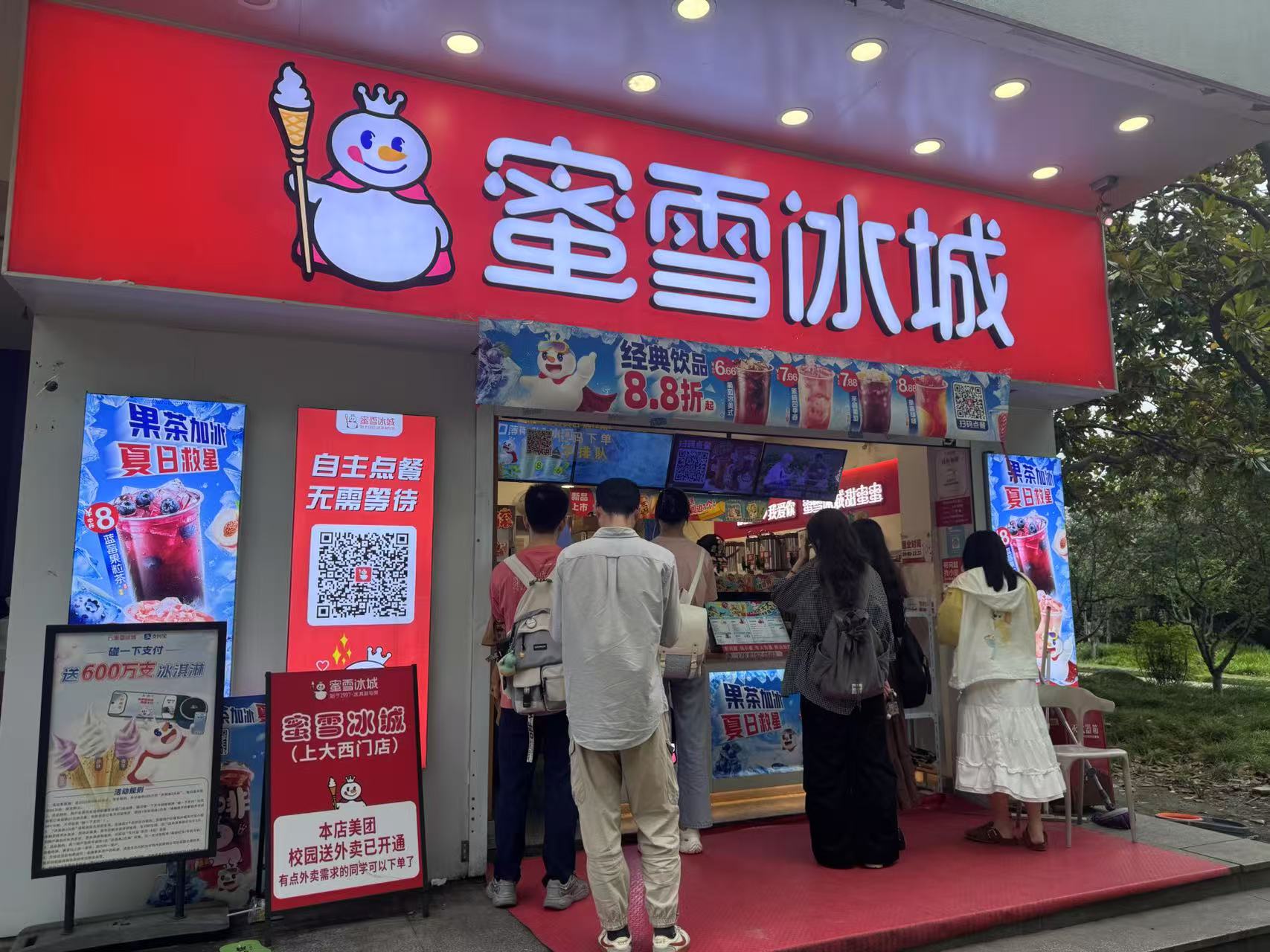 商业秘密｜从8元奶茶到校园火锅，品牌争夺高校餐桌6000亿元市场