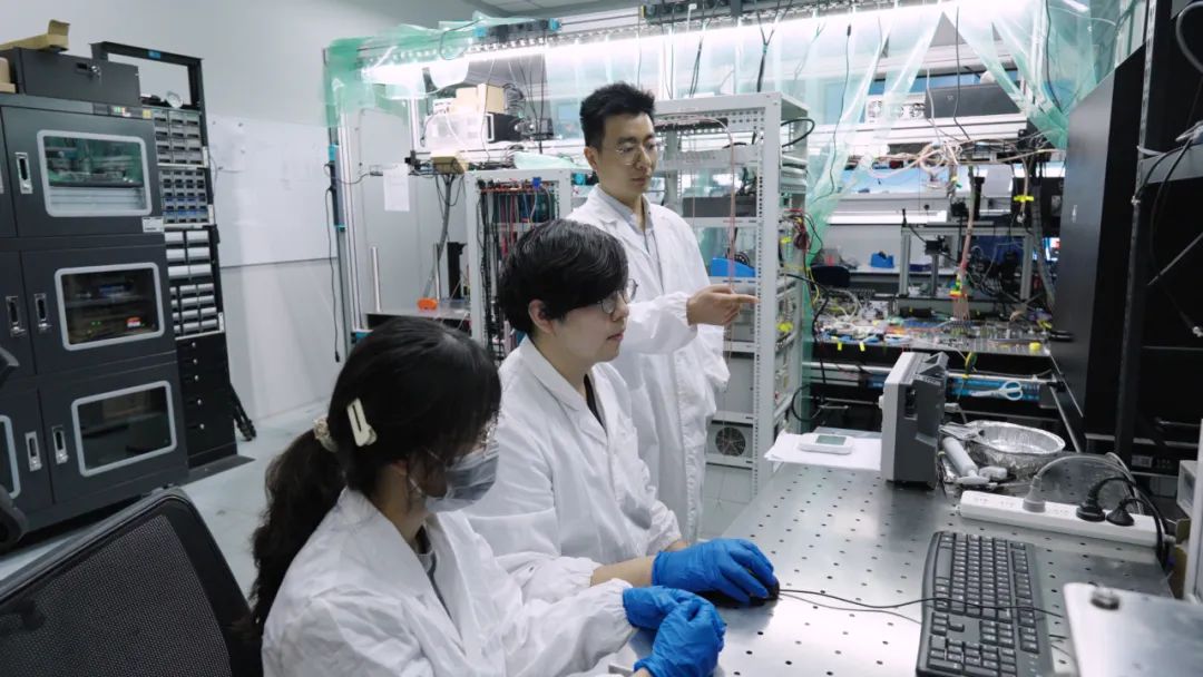微创植入，重获可见光并拓展红外视觉！复旦医工交叉成果登Science
