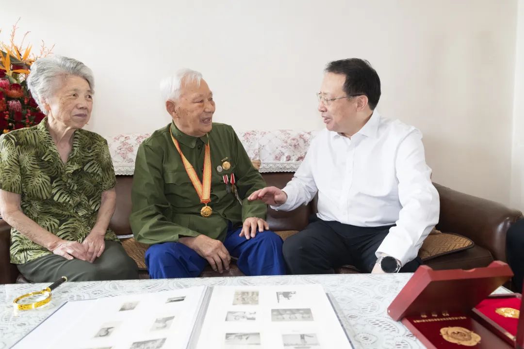 陈吉宁龚正看望慰问抗战老战士、老同志，为他们佩戴“中国人民抗日战争胜利80周年”纪念章