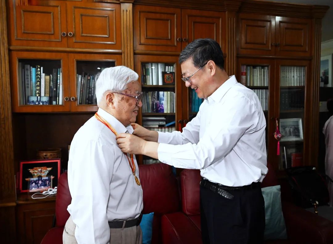 陈吉宁龚正看望慰问抗战老战士、老同志，为他们佩戴“中国人民抗日战争胜利80周年”纪念章