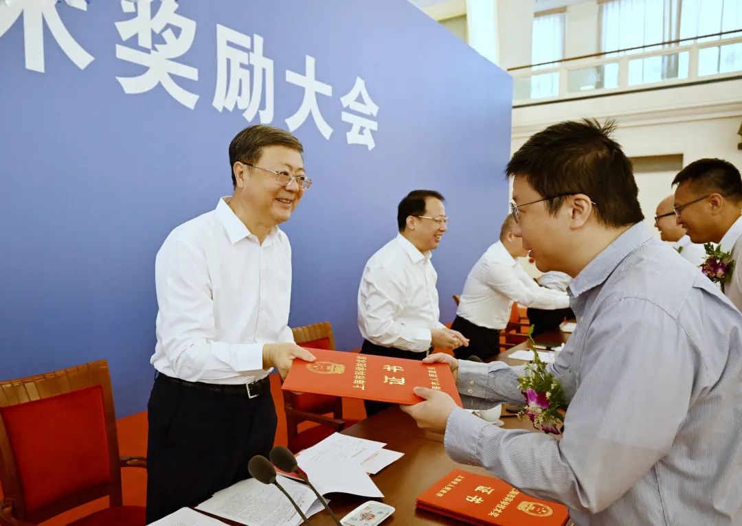 上海市科学技术奖励大会举行，陈吉宁为吕西林、马大为颁发上海市科技功臣奖