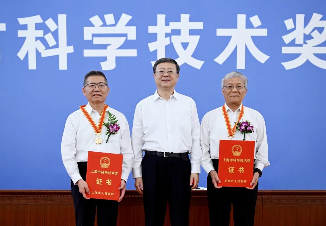 上海市科学技术奖励大会举行，陈吉宁为吕西林、马大为颁发上海市科技功臣奖