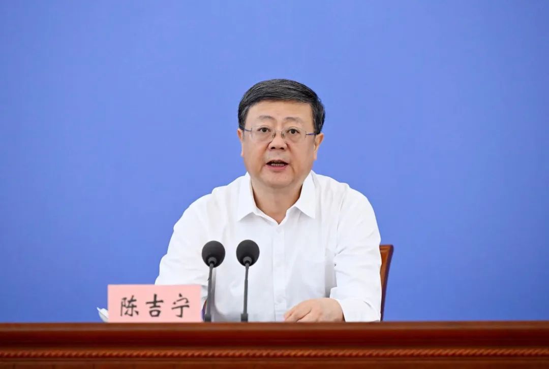 上海市科学技术奖励大会举行，陈吉宁为吕西林、马大为颁发上海市科技功臣奖