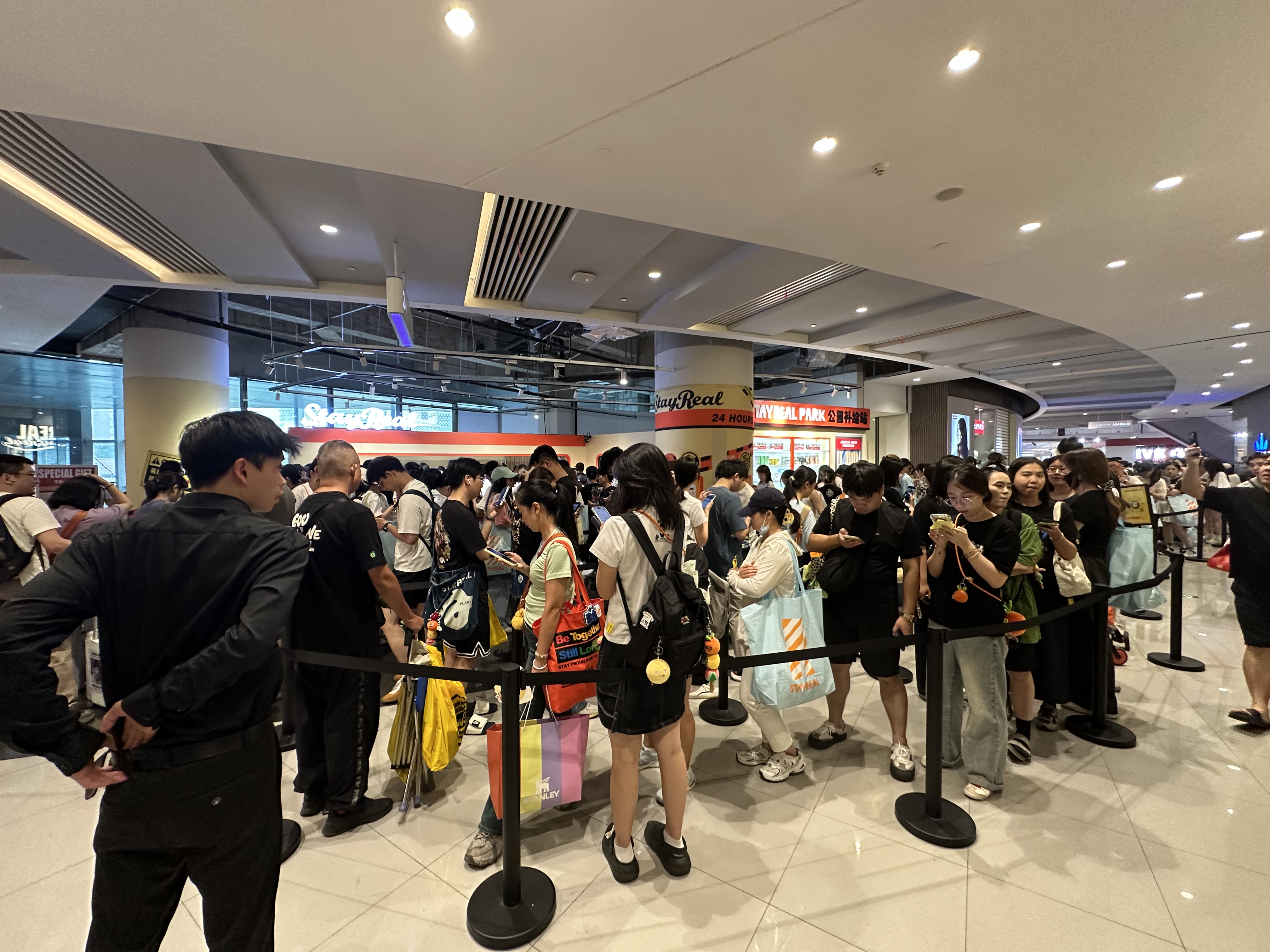 现场直击：STAYREAL PARK来了，五月天粉丝排队9小时扫货
