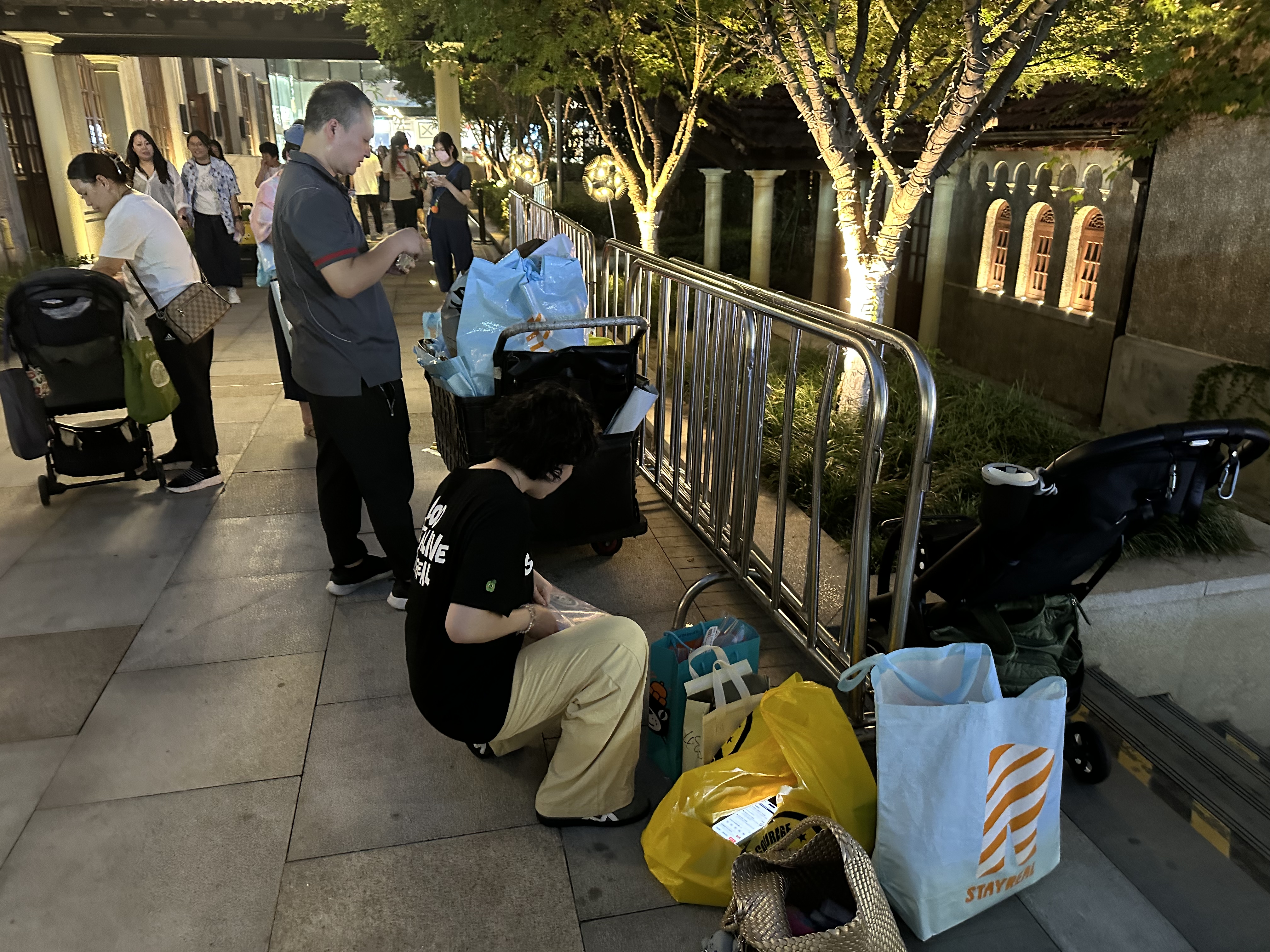 现场直击：STAYREAL PARK来了，五月天粉丝排队9小时扫货