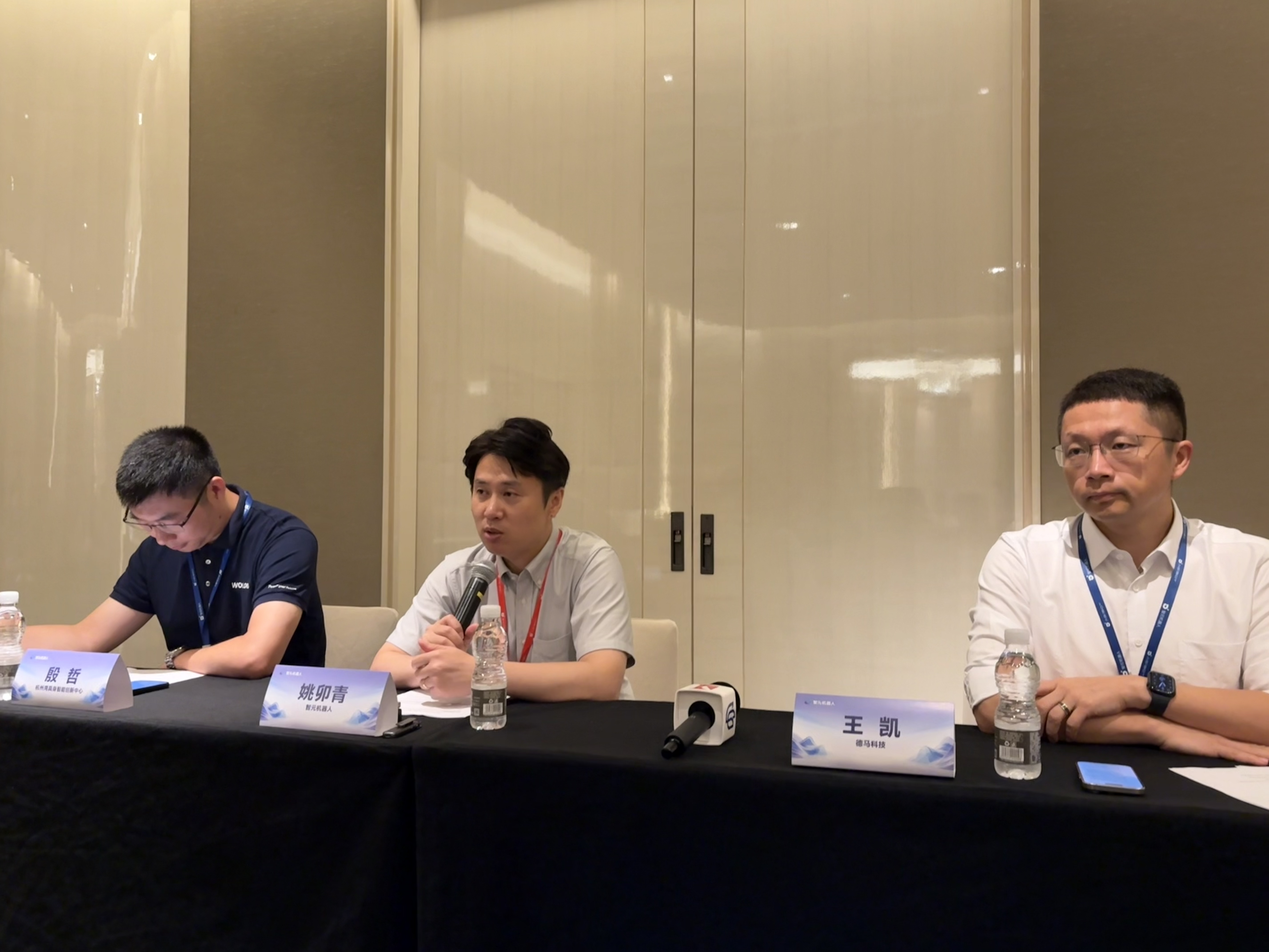 坦白现金流状况、押注平台生态，智元机器人“亮剑”