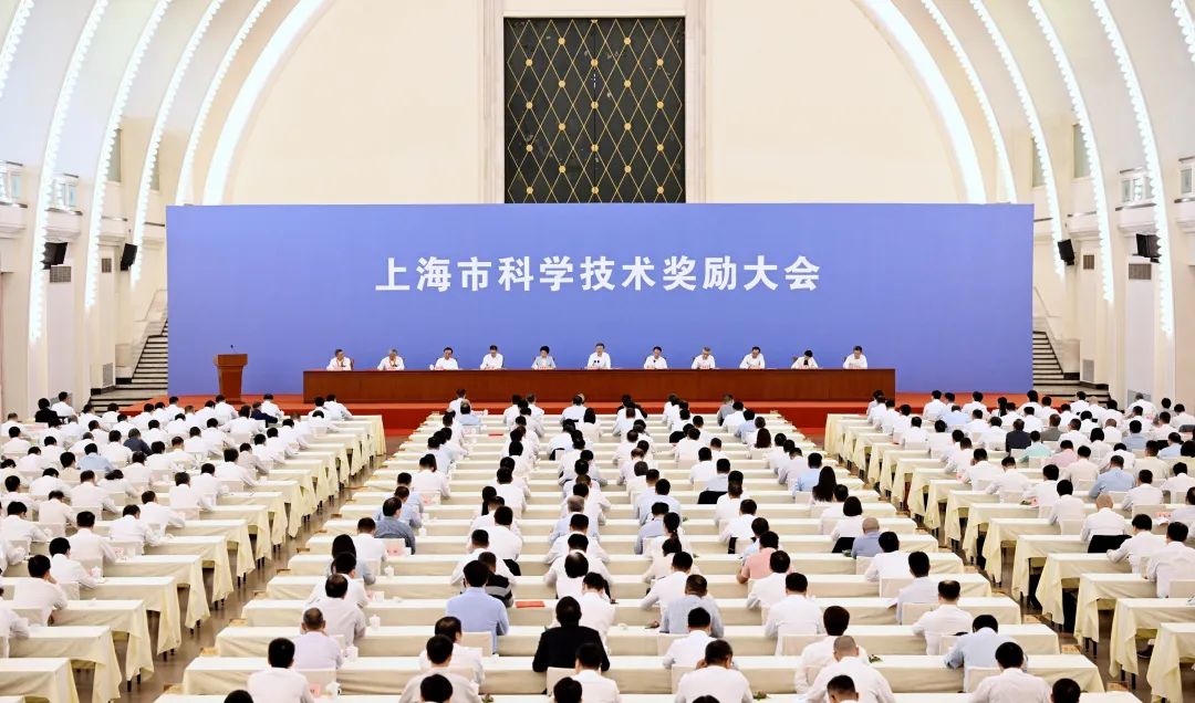 上海市科学技术奖励大会举行，陈吉宁为吕西林、马大为颁发上海市科技功臣奖