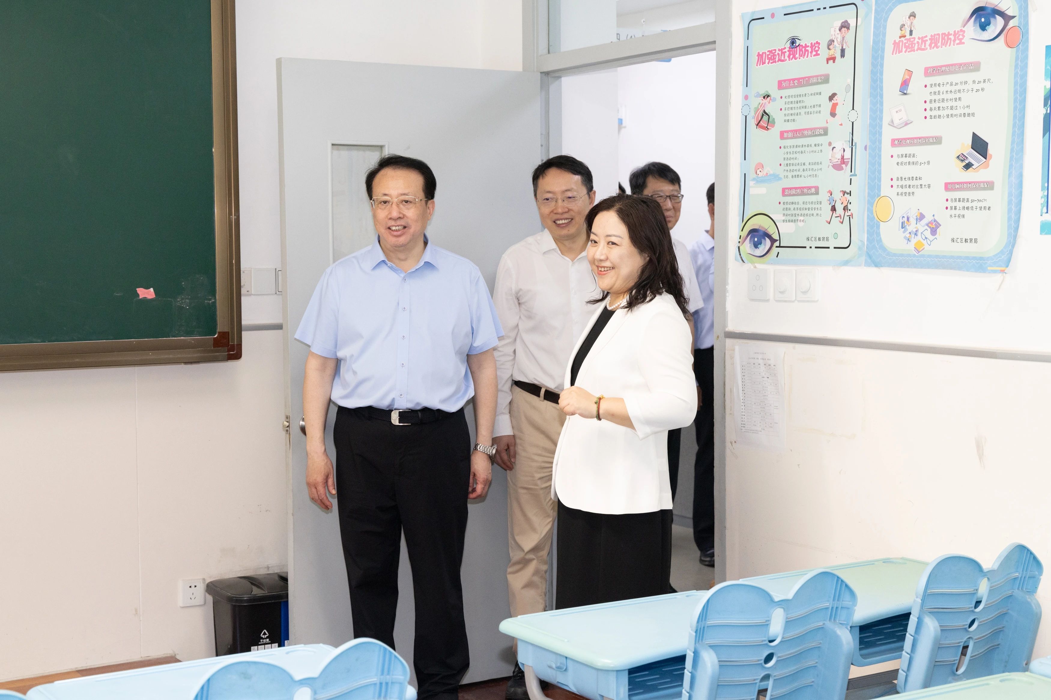 以更大力度提升公共服务品质和超大城市治理现代化水平！龚正调研为民办实事项目