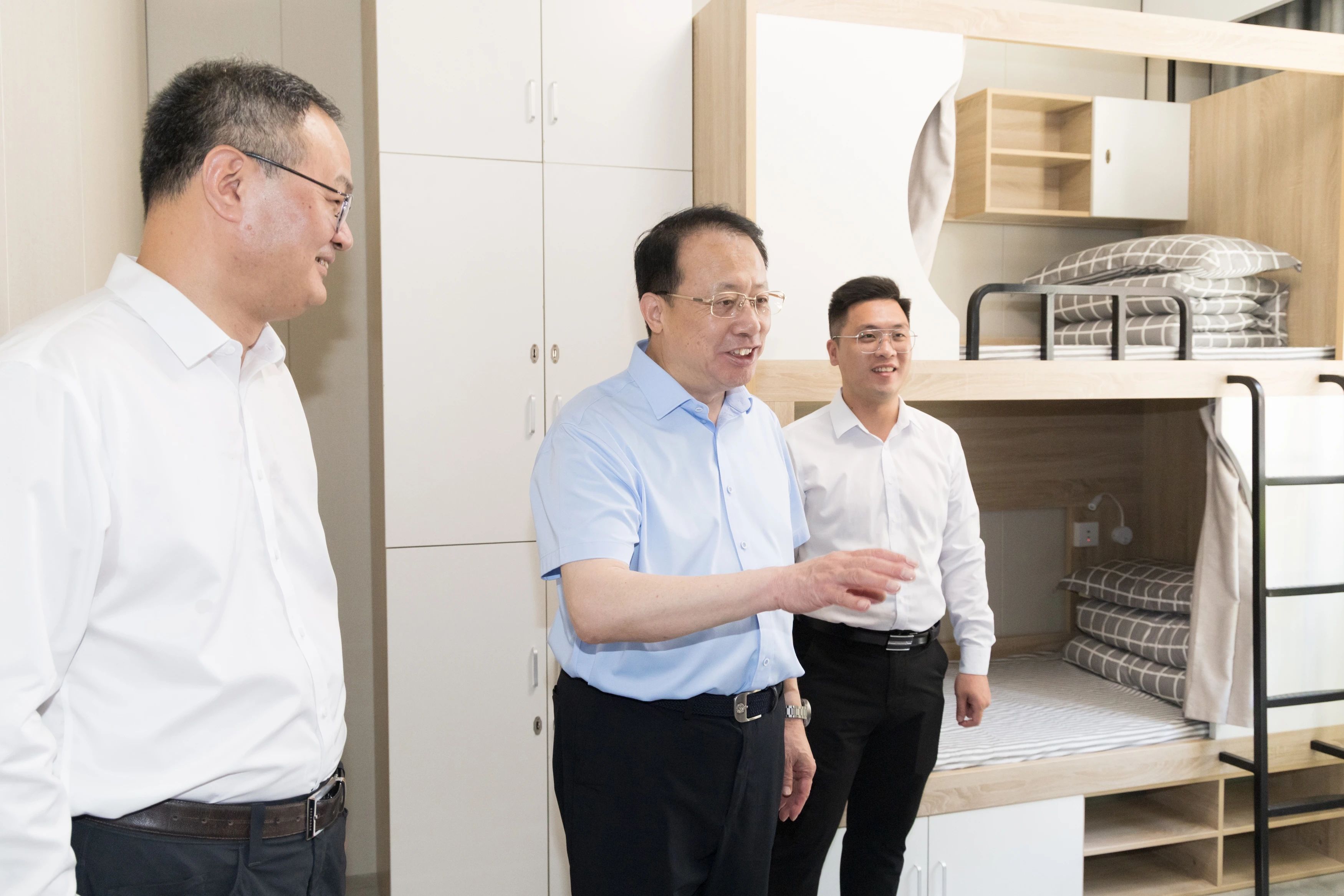 以更大力度提升公共服务品质和超大城市治理现代化水平！龚正调研为民办实事项目