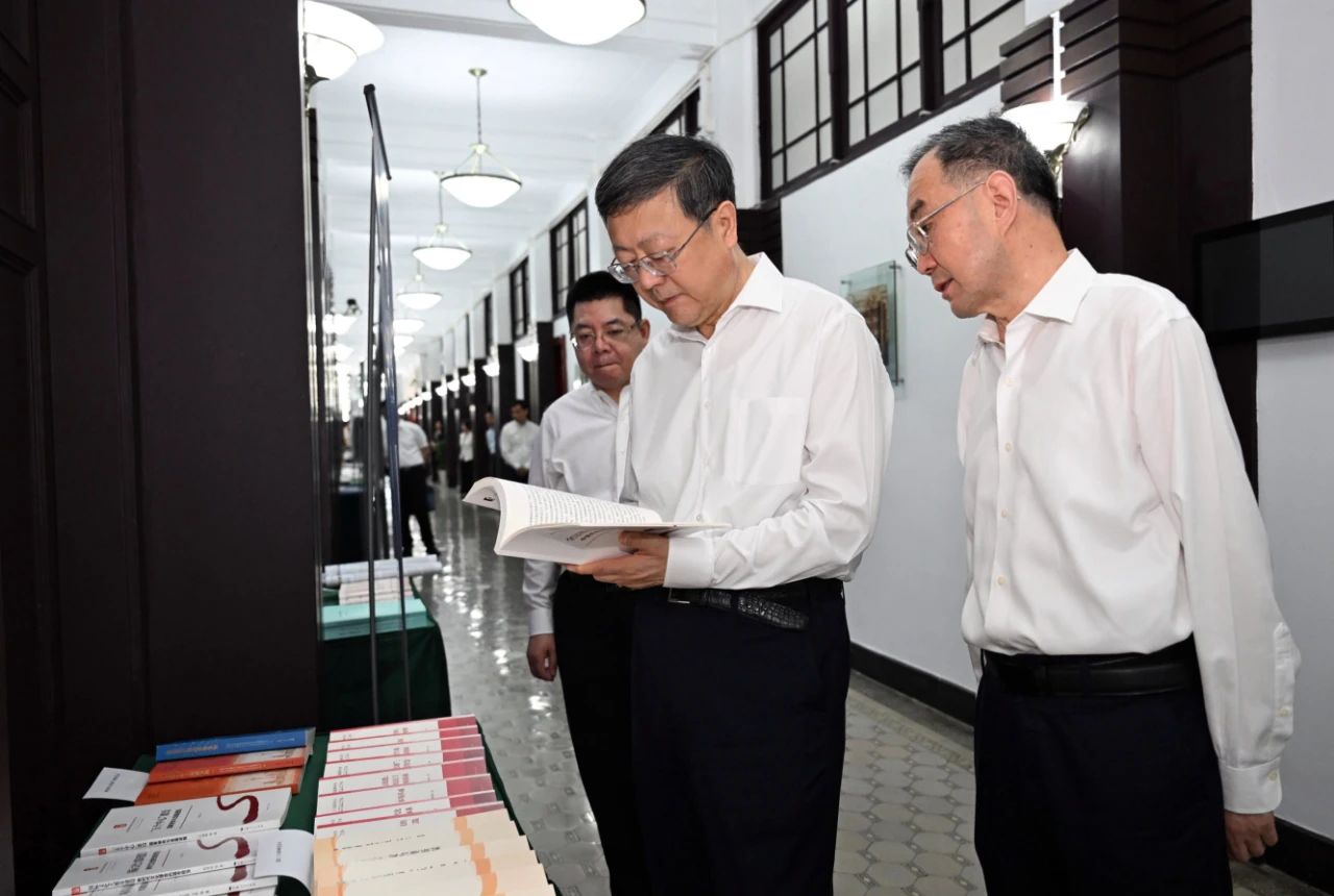深入开展高质量理论研究和决策咨询！陈吉宁主持召开上海哲学社会科学专家座谈会，听取意见建议
