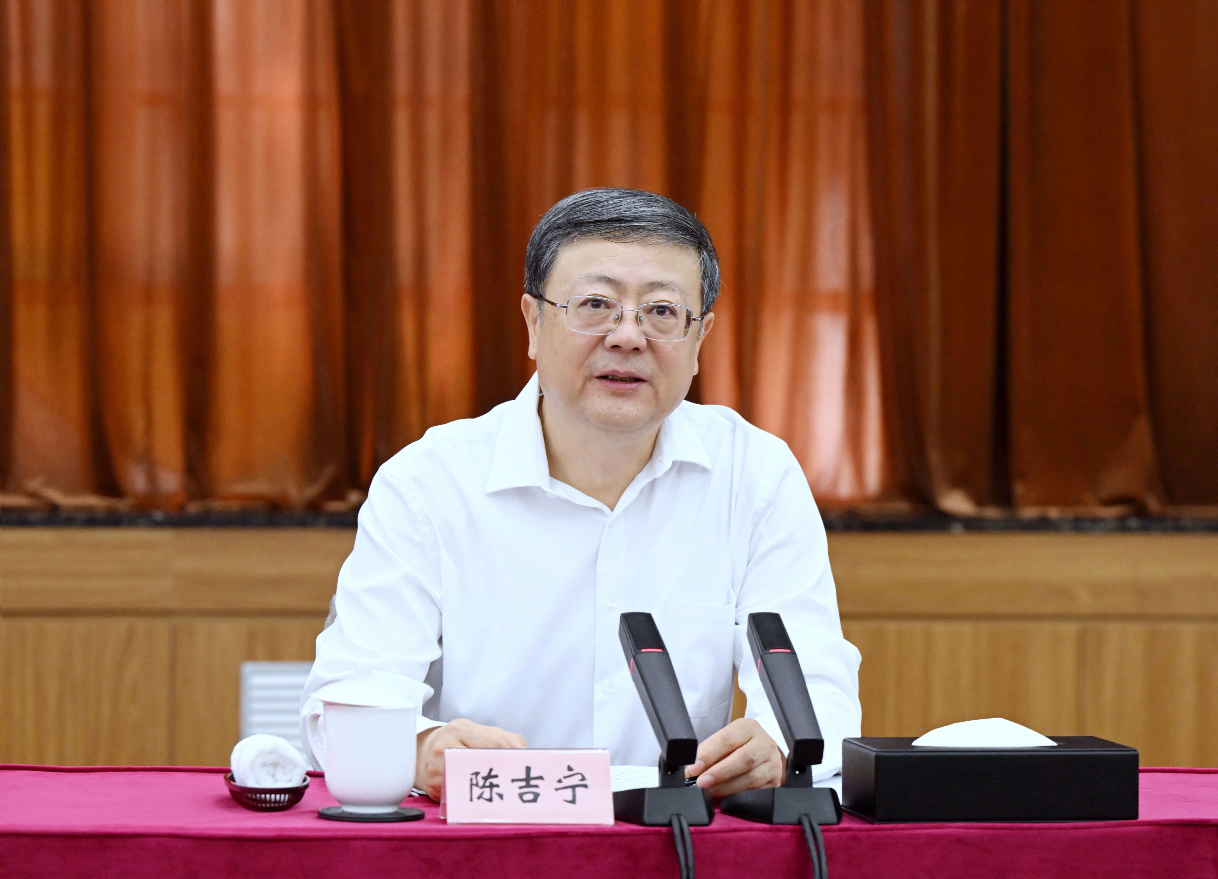 深入开展高质量理论研究和决策咨询！陈吉宁主持召开上海哲学社会科学专家座谈会，听取意见建议