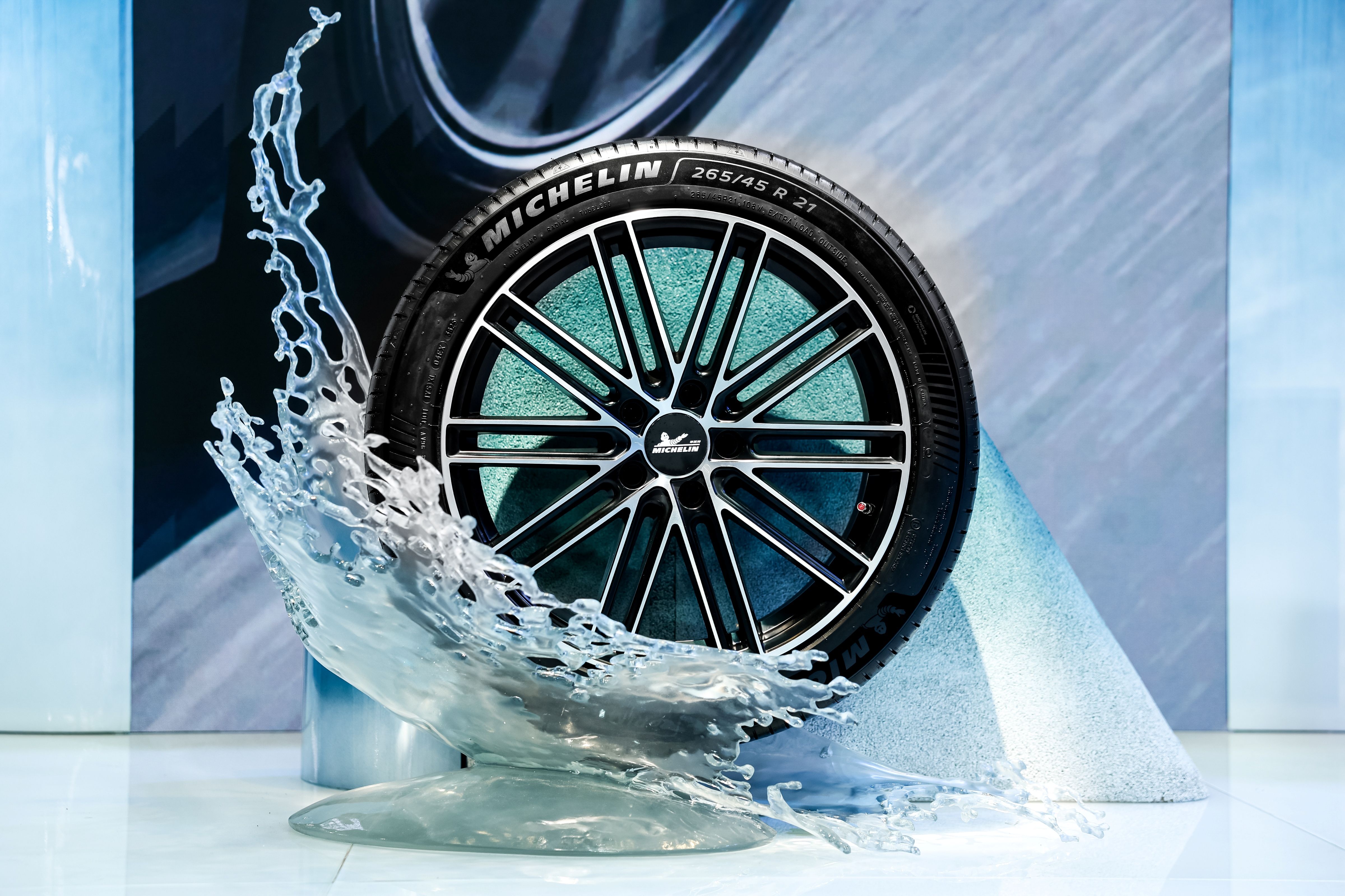 “印记山河 共赴未来” 米其林亮相第八届进博会,携复合物与可持续创新打造沉浸体验 “印记山河 共赴未来” 米其林亮相第八届进博会,携复合物与可持续创新打造沉浸体验