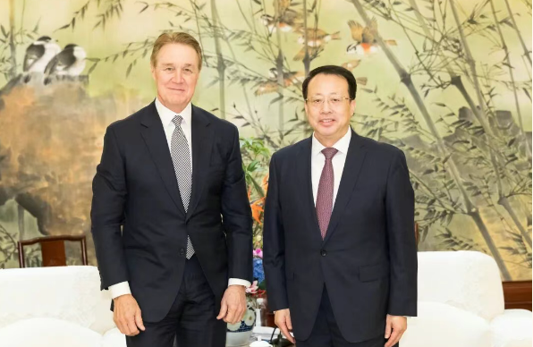 龚正会见美国驻华大使庞德伟