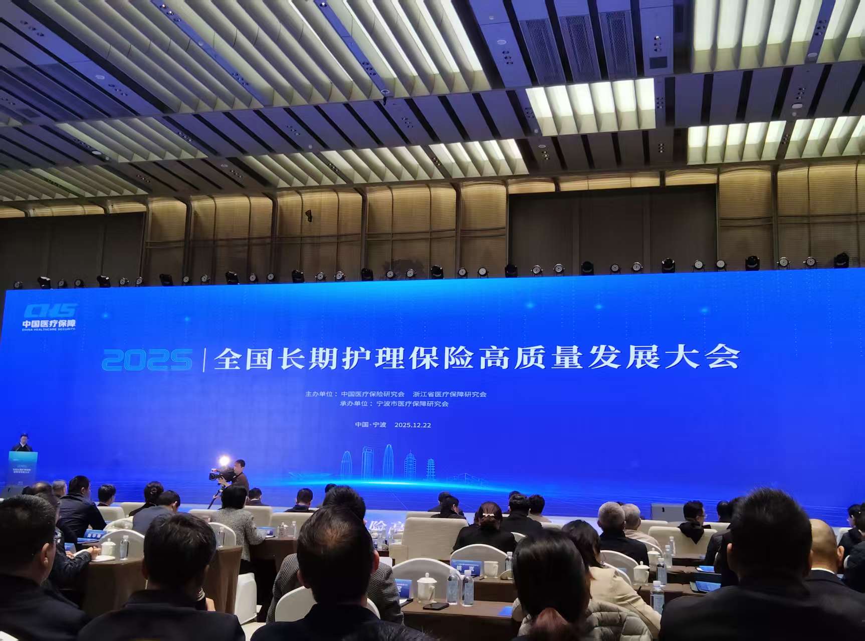 长护险新突破!明年起逐步覆盖全民,每年千亿资金入场 长护险新突破!明年起逐步覆盖全民,每年千亿资金入场