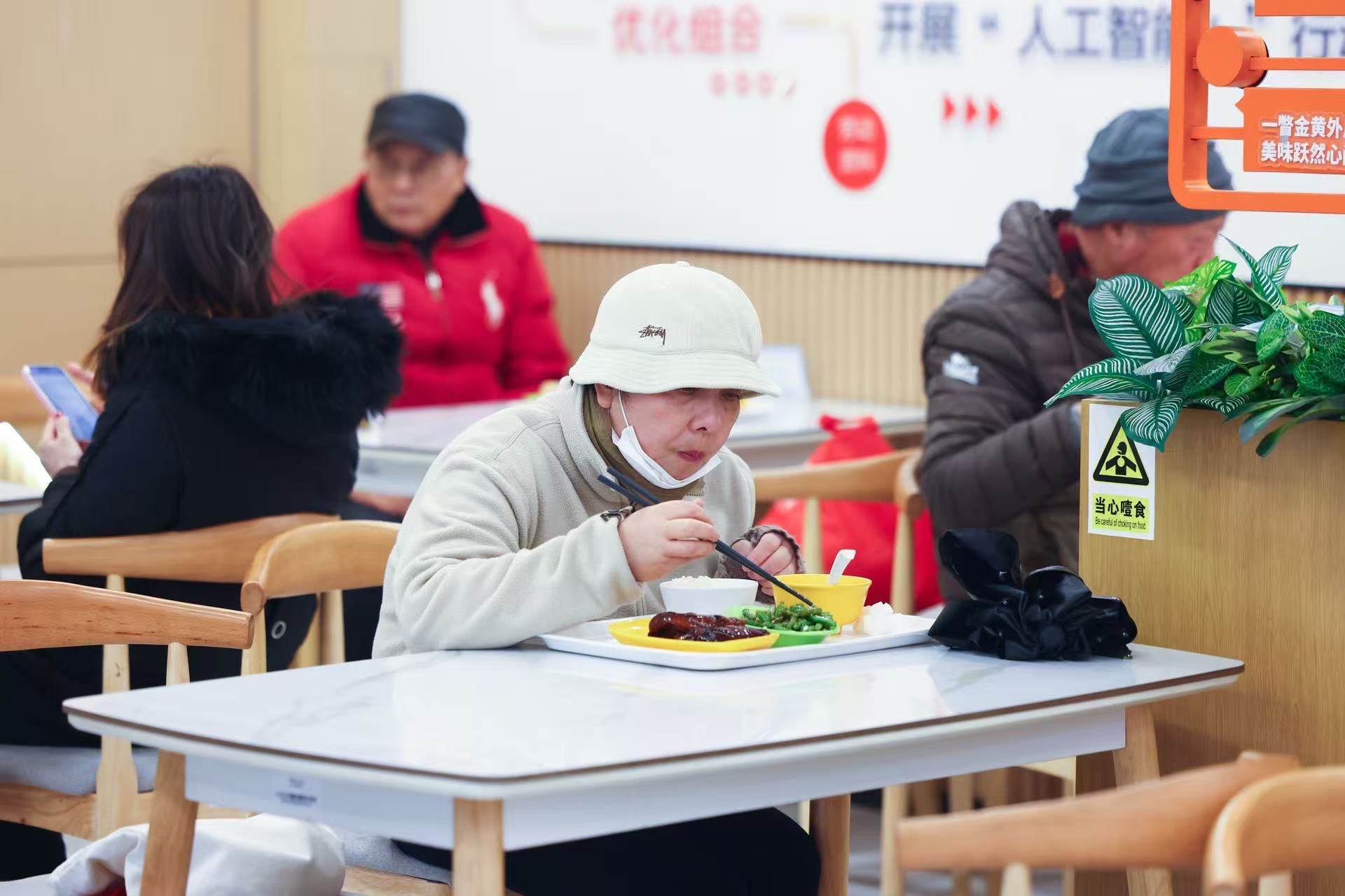 老有所依｜12年送餐里程绕地球7圈！老年食堂的坚守与挑战