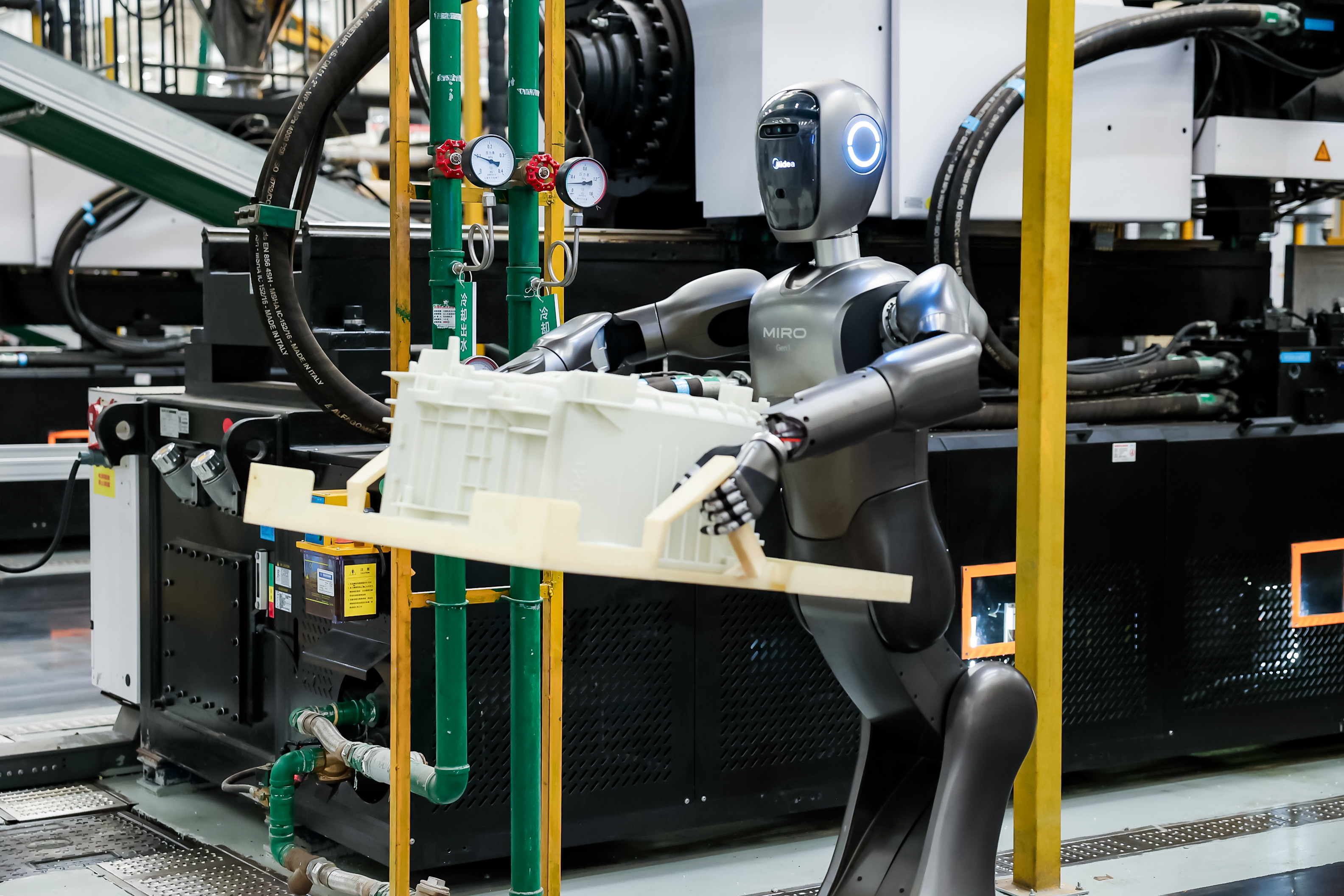 工业智能体“进车间”：中国制造业把AI用在“刀刃”上