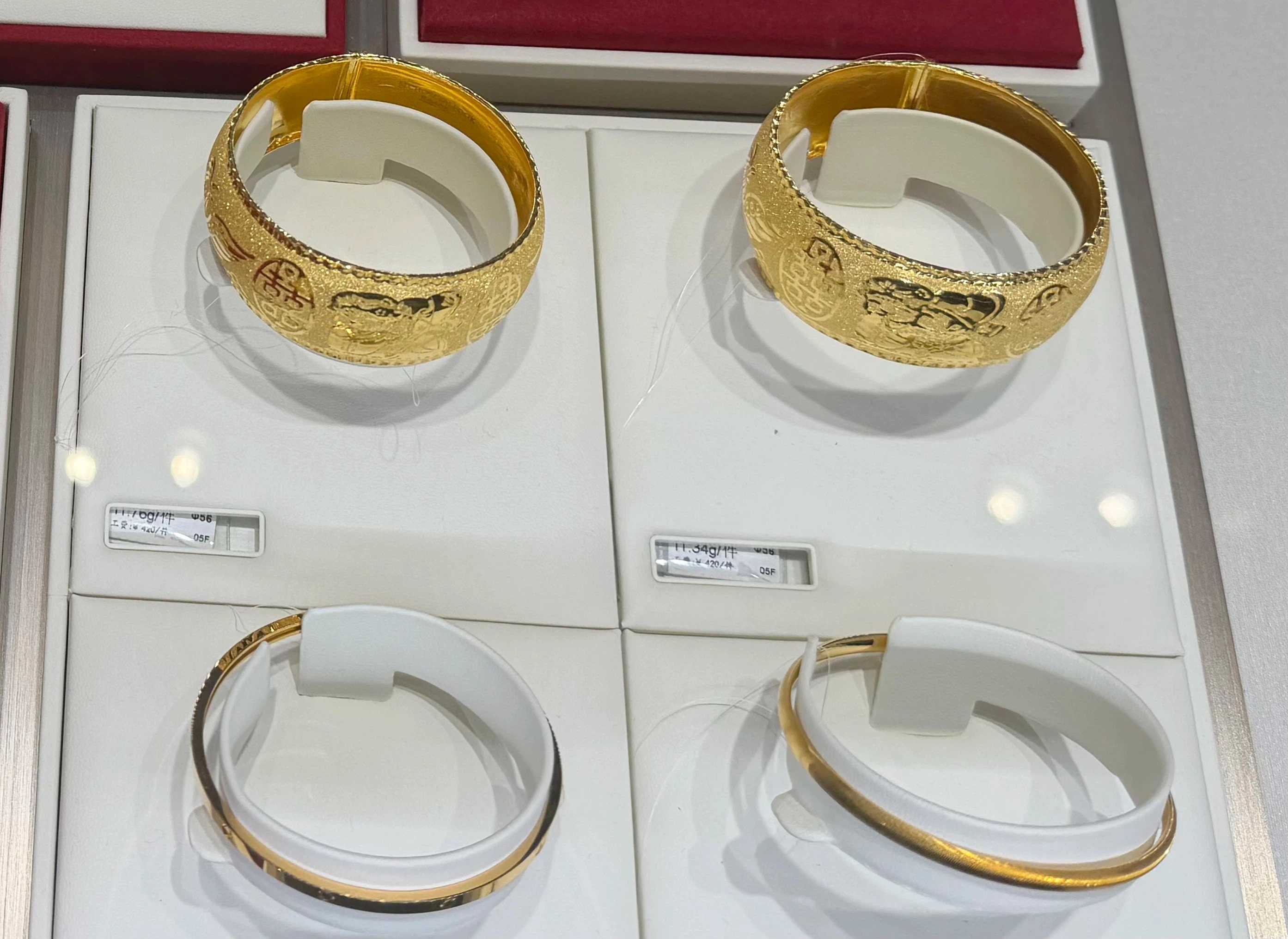 金饰克价两周暴涨近20%，一个金镯差价近万元(1)