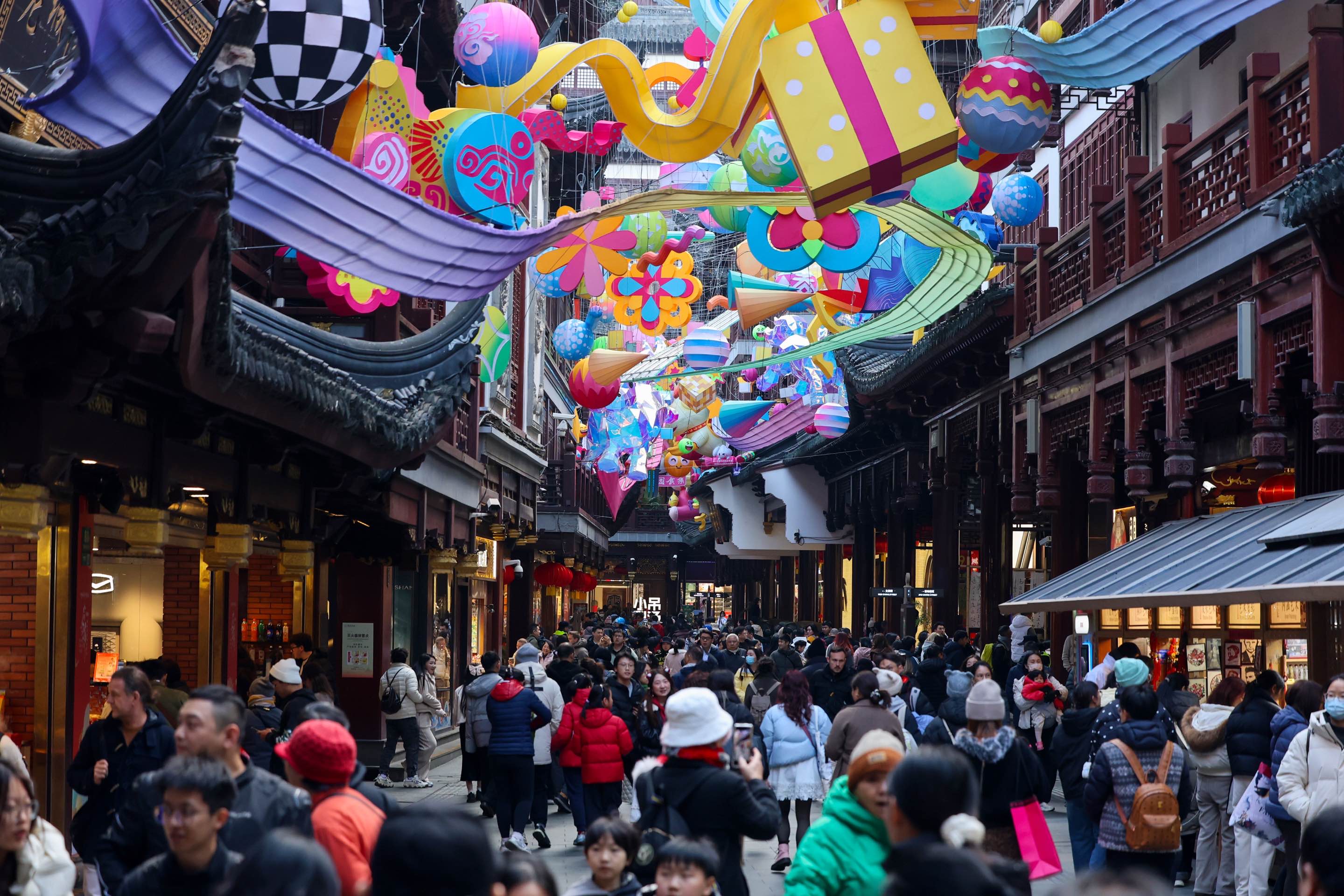 节假日消费观察｜元旦假期首日上海接待游客逾270万人次，温泉洗浴成新宠