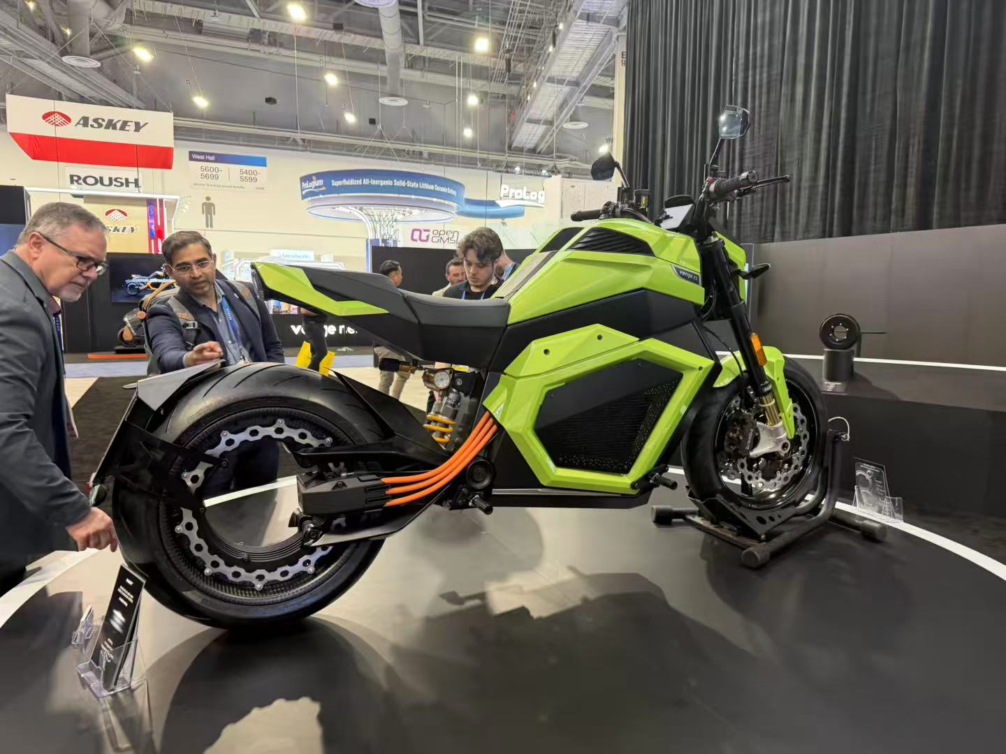 不用锂，无稀土？独家揭秘“全球首款”可量产全固态电池 