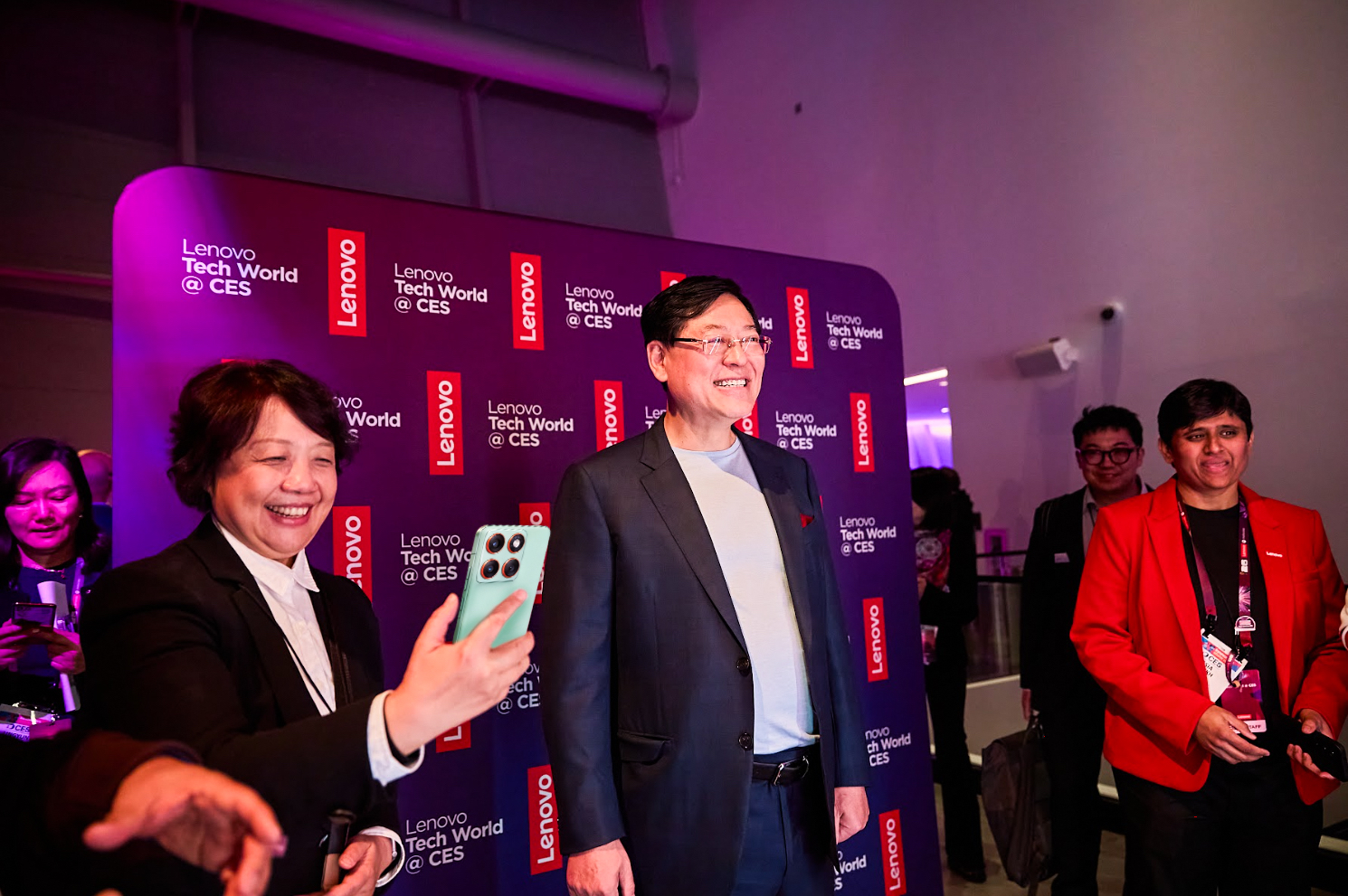 世界杯让AI机器人来开球？这次还不行