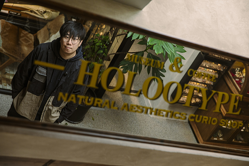 迷恋动植物标本和化石、矿物，他创办了一家自然博物馆