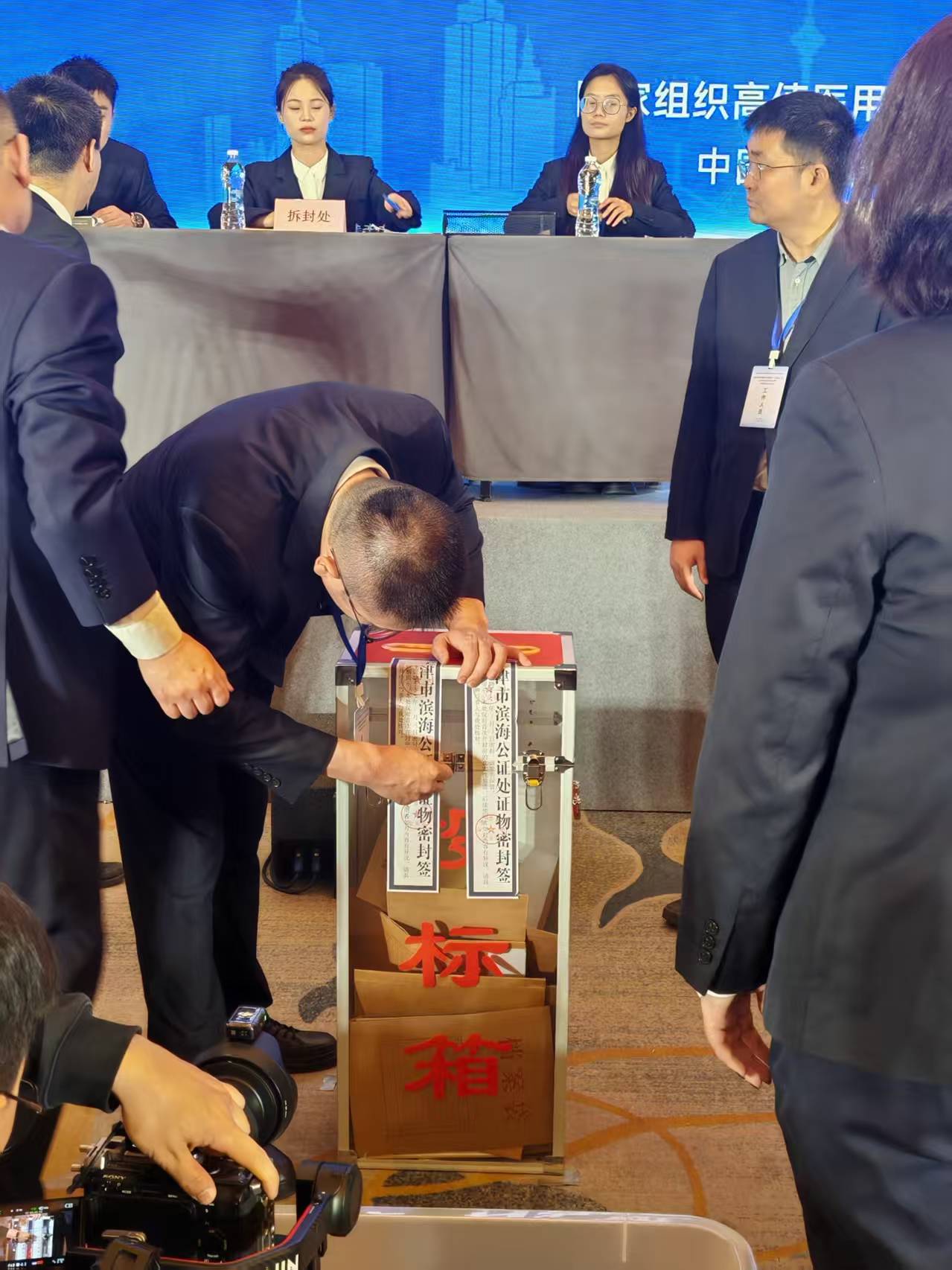 一财记者现场直击第六批高值耗材集采开标，双重复活机制如何生效