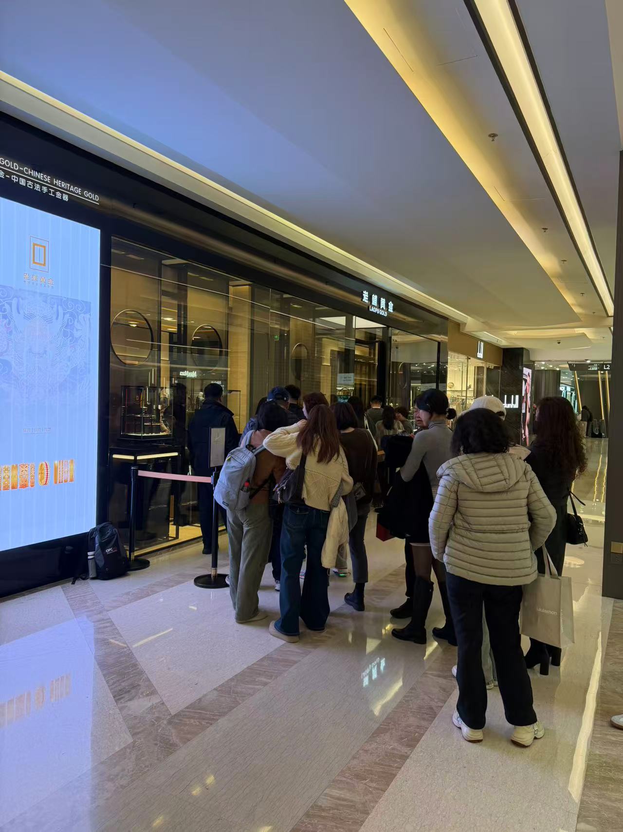 去年金银珠宝卖了3736亿,但金店生意却是“冰火两重天”(2) 去年金银珠宝卖了3736亿,但金店生意却是“冰火两重天”(2)