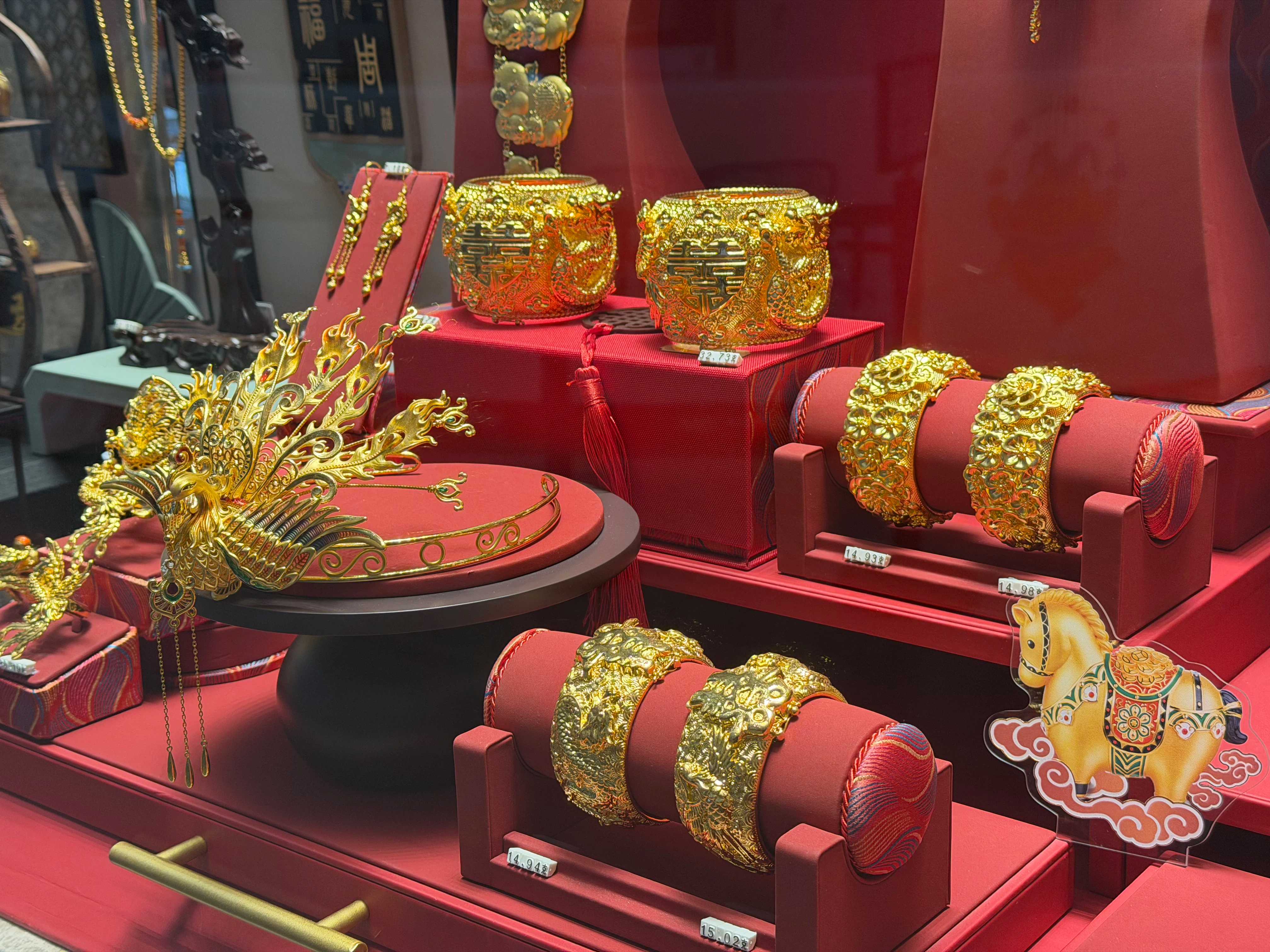 金店一边涨价一边打折，金饰克价冲击1600元大关