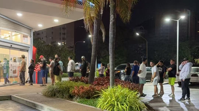 连线在委华人：迷茫而警惕，居民囤物资、货架被扫空