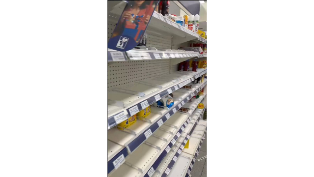 连线在委华人：迷茫而警惕，居民囤物资、货架被扫空