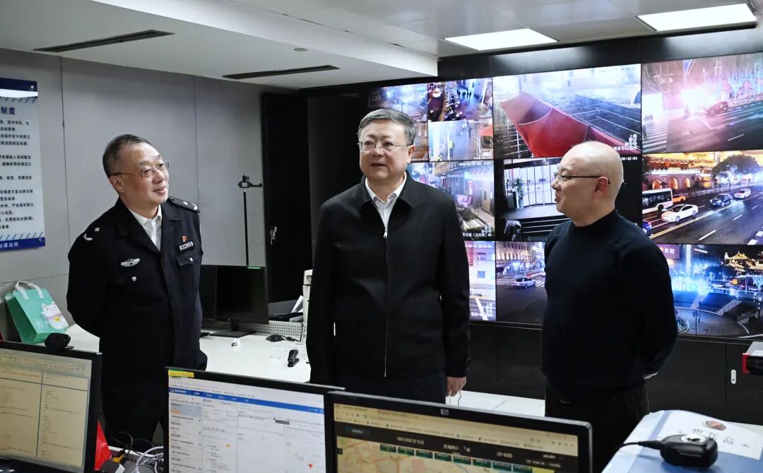 除夕夜，陈吉宁“四不两直”检查城市运行保障和节日值班值守工作，看望慰问一线工作人员(2)