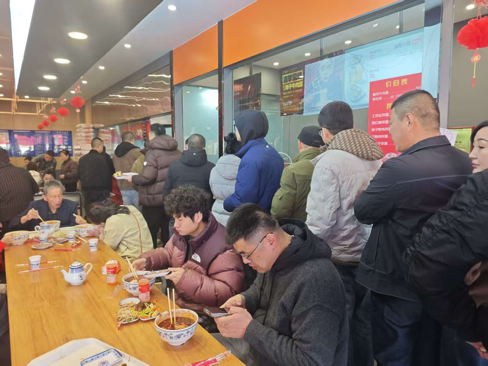 连锁缺位、小店当家,西北小城的年味“一桌难求”|新春走基层(1) 连锁缺位、小店当家,西北小城的年味“一桌难求”|新春走基层(1)