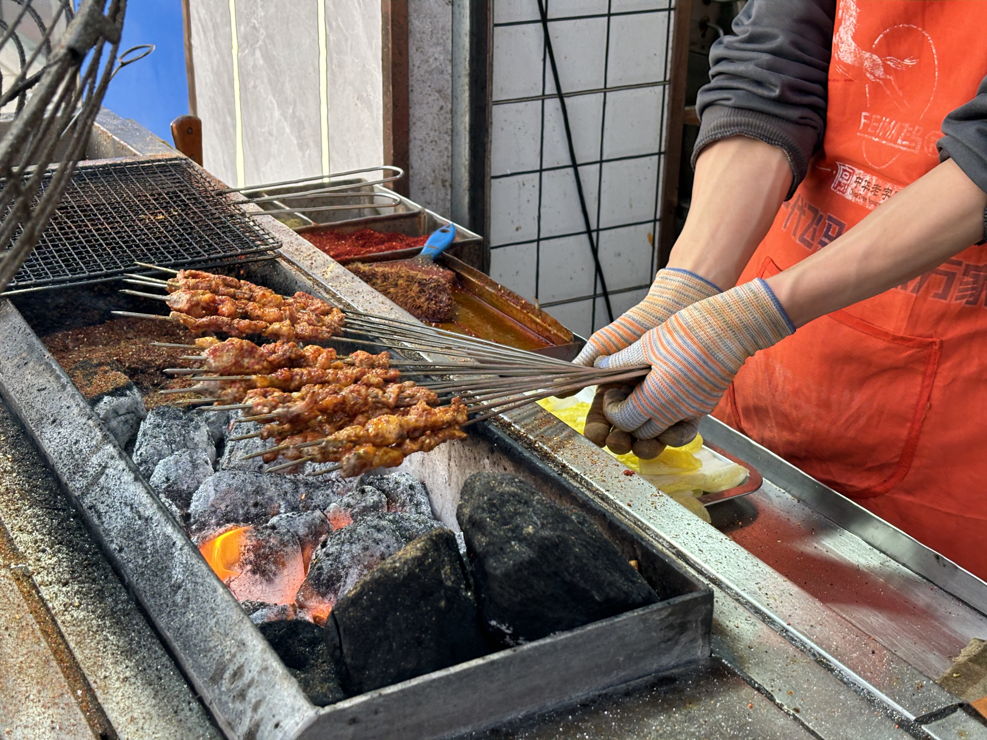 连锁缺位、小店当家,西北小城的年味“一桌难求”|新春走基层(4) 连锁缺位、小店当家,西北小城的年味“一桌难求”|新春走基层(4)