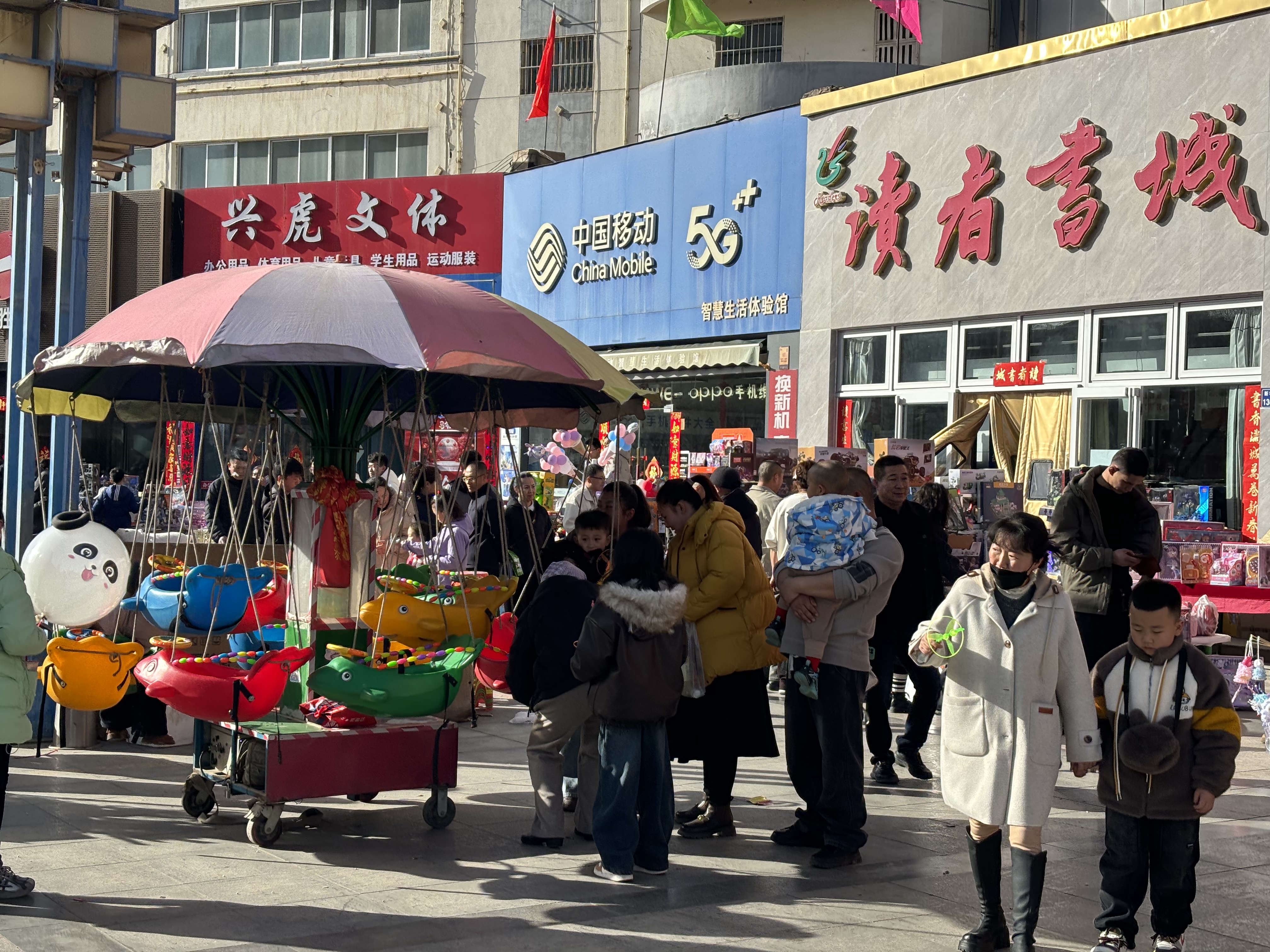 连锁缺位、小店当家,西北小城的年味“一桌难求”|新春走基层(3) 连锁缺位、小店当家,西北小城的年味“一桌难求”|新春走基层(3)