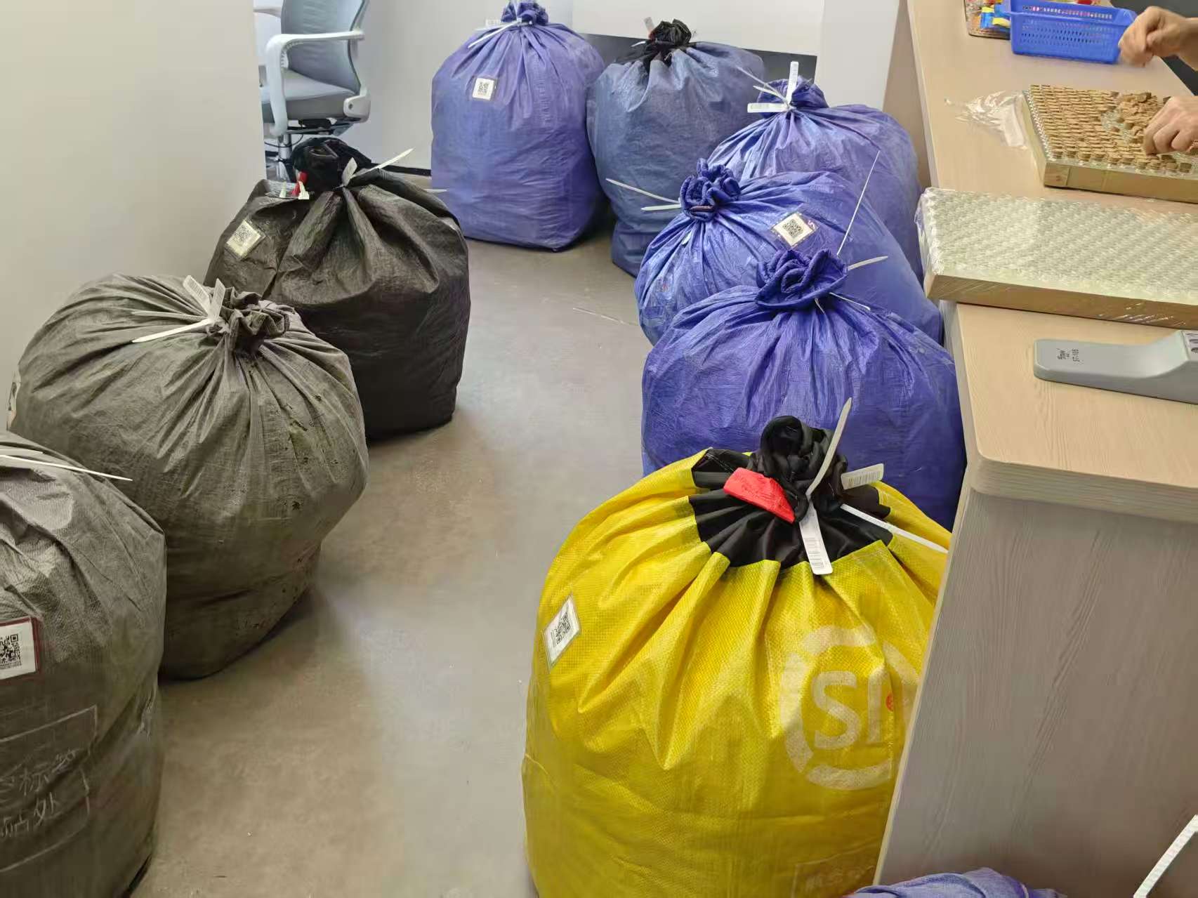 黄金消费火热、春节不打烊，电商人一周三飞｜新春走基层(2)
