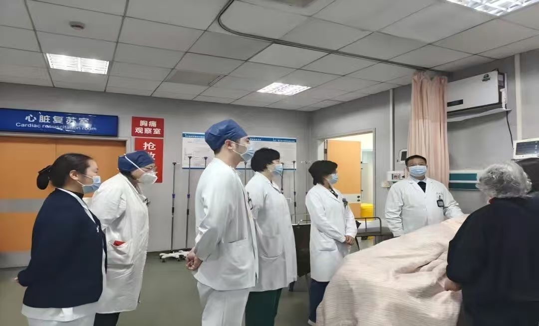 带团200天的导游、8年没返乡的餐饮人和急诊科医生的春节｜新春走基层(4)