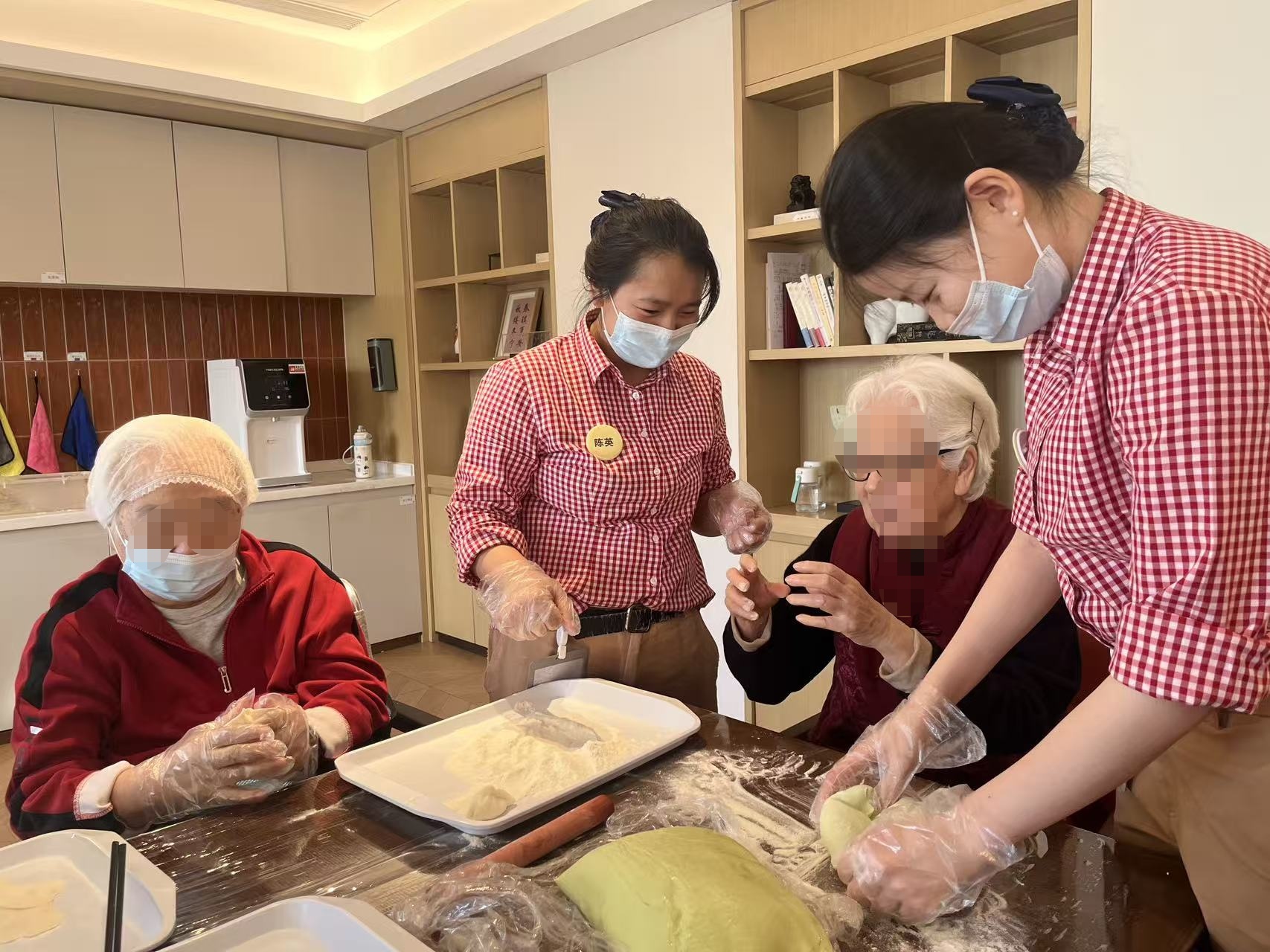 春节老人照护断档，多地推“喘息服务”，还纳入消费补贴｜新春走基层 