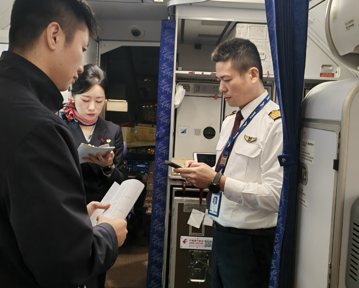“马机长”的马年首飞，不回家的民航摆渡人｜新春走基层(2)