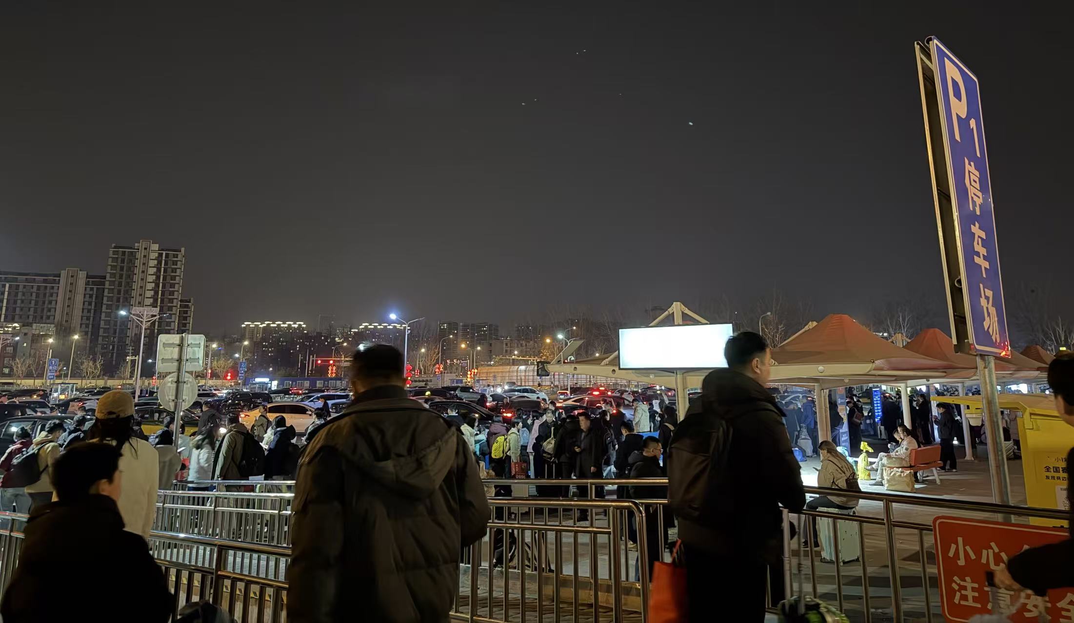 当反向过年走红,留在北京的网约车司机“狠狠捡漏”了|新春走基层(1) 当反向过年走红,留在北京的网约车司机“狠狠捡漏”了|新春走基层(1)