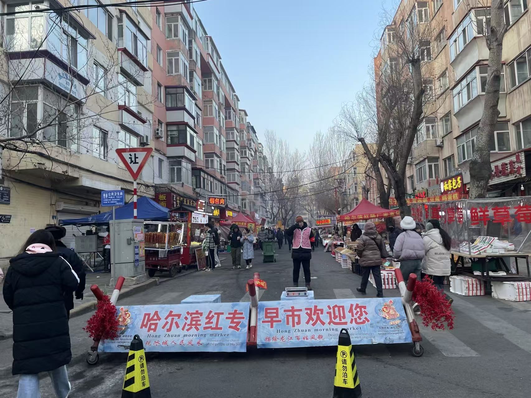 新鲜地道划算，游客爱上菜场和集市｜新春走基层(4)