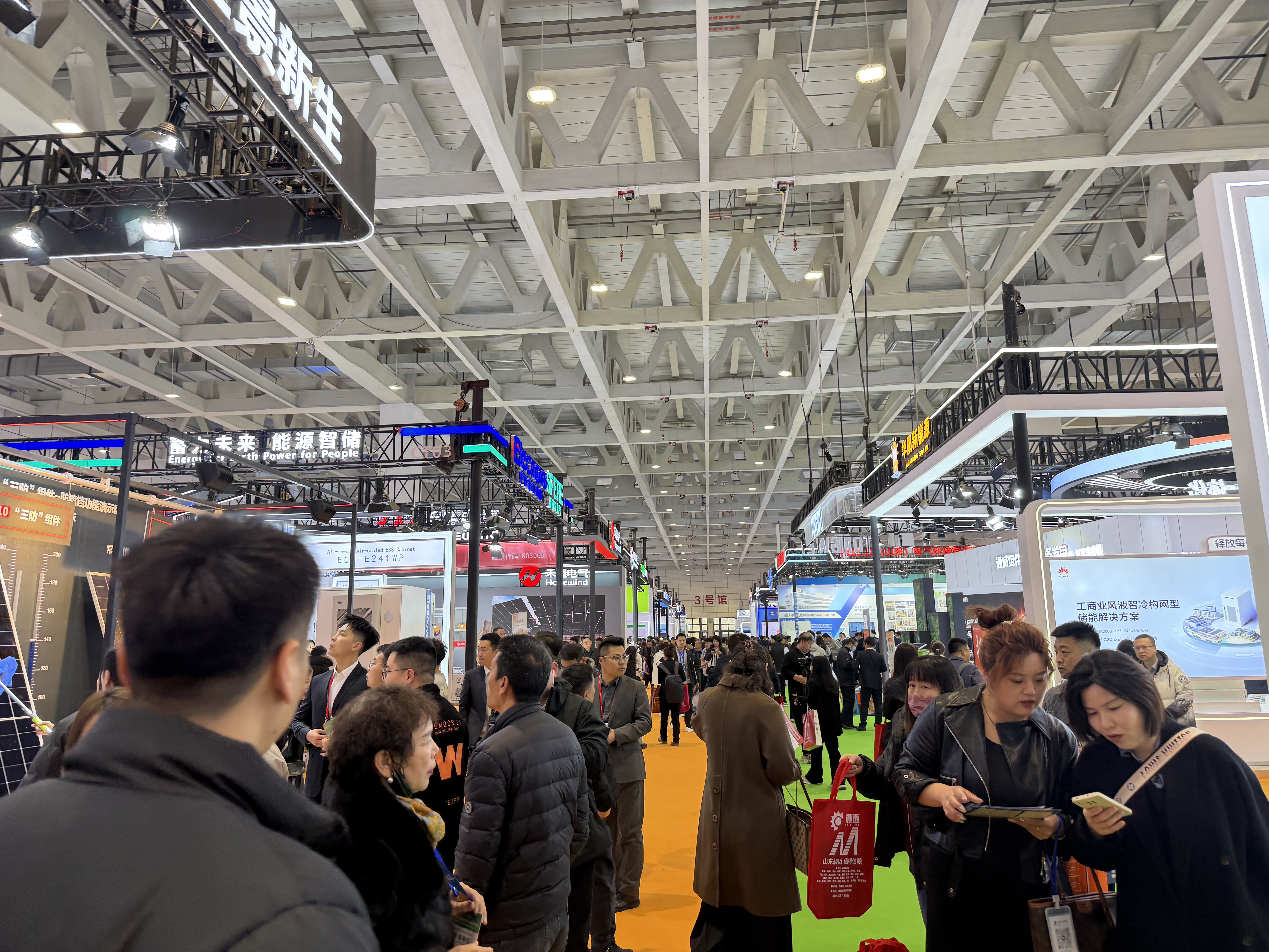 实探“新年光伏第一展”:规模收缩、光伏巨头集体缺位,还有哪些新看点(3) 实探“新年光伏第一展”:规模收缩、光伏巨头集体缺位,还有哪些新看点(3)