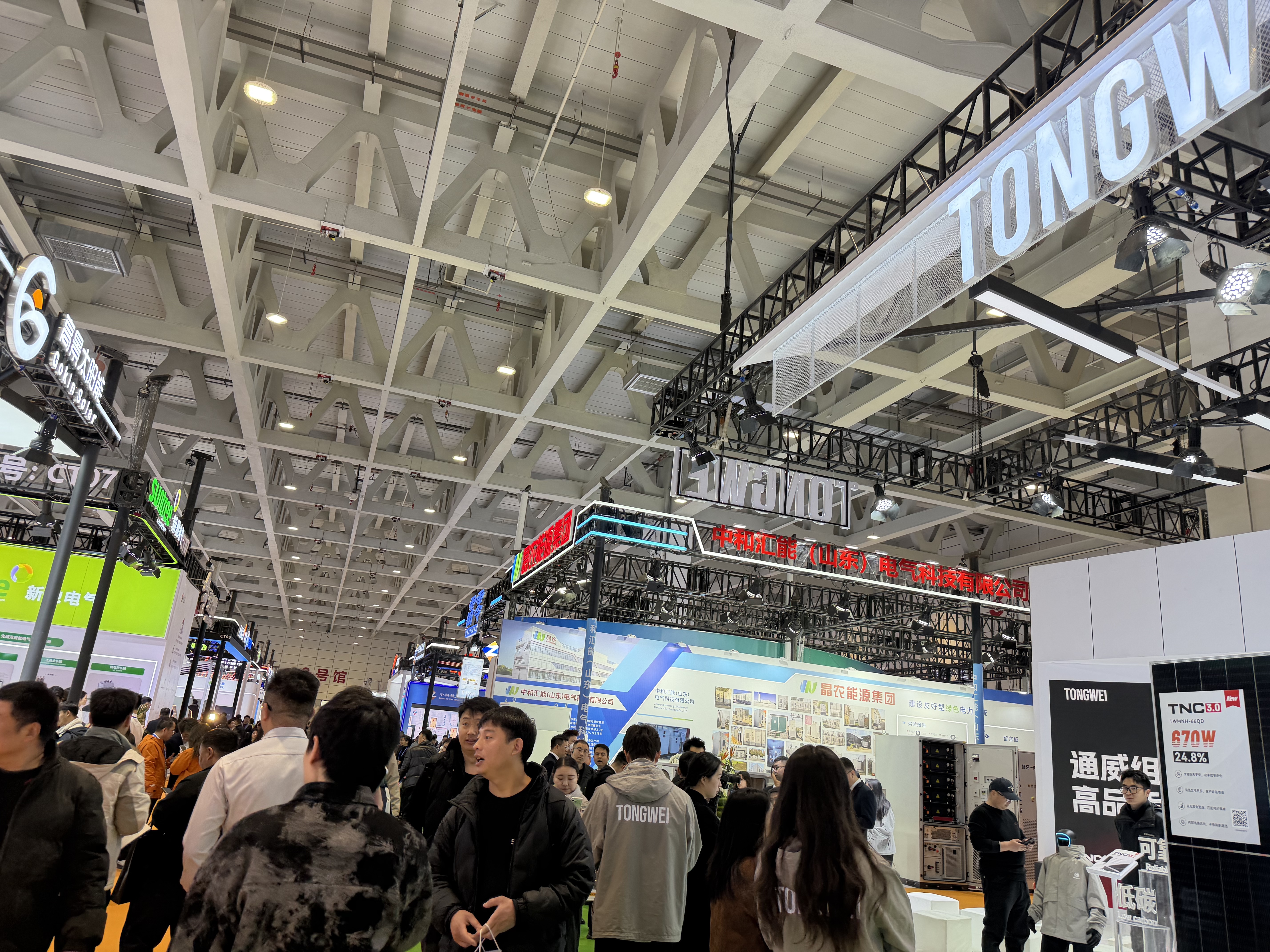 实探“新年光伏第一展”:规模收缩、光伏巨头集体缺位,还有哪些新看点(4) 实探“新年光伏第一展”:规模收缩、光伏巨头集体缺位,还有哪些新看点(4)