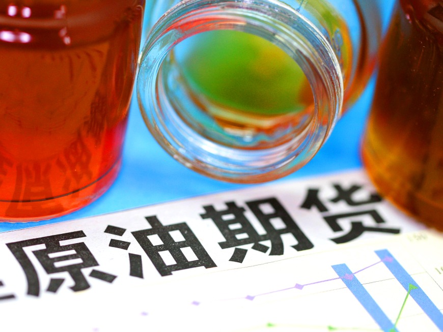 霍尔木兹海峡停摆！全球30%海运石油命脉被掐断，油价直逼80美元关口 (1)