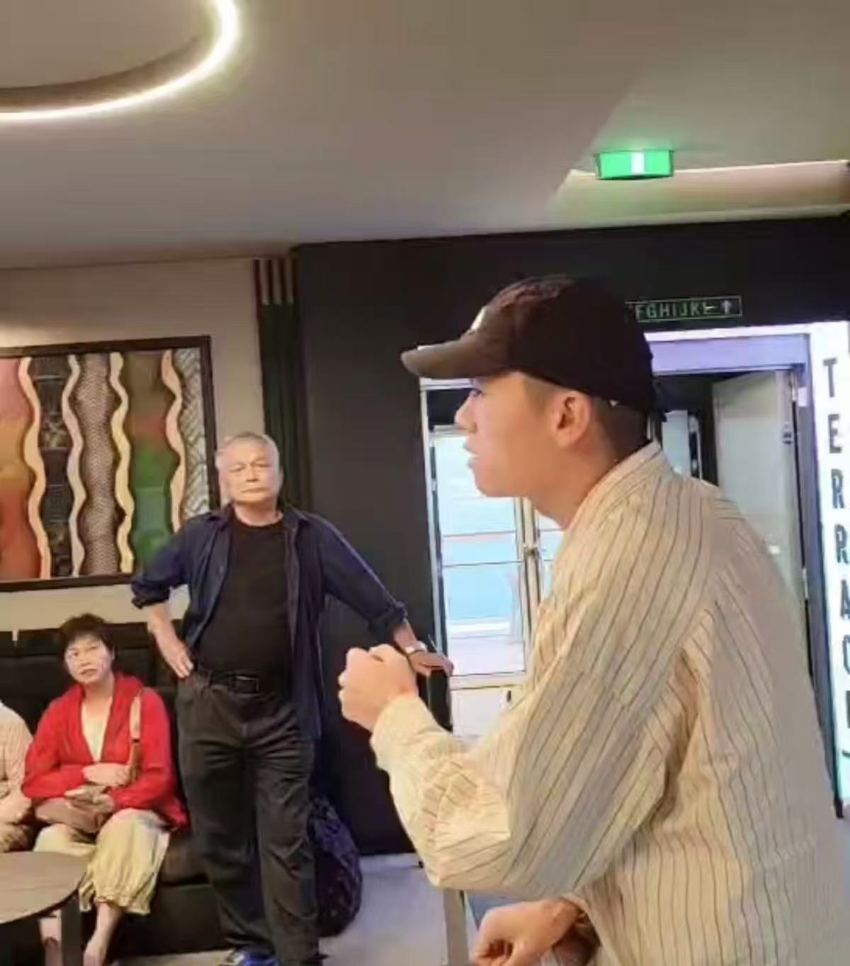 直击中东变局｜独家连线滞留迪拜邮轮的95后导游：抢票像“打仗”，预计3月6日回国
